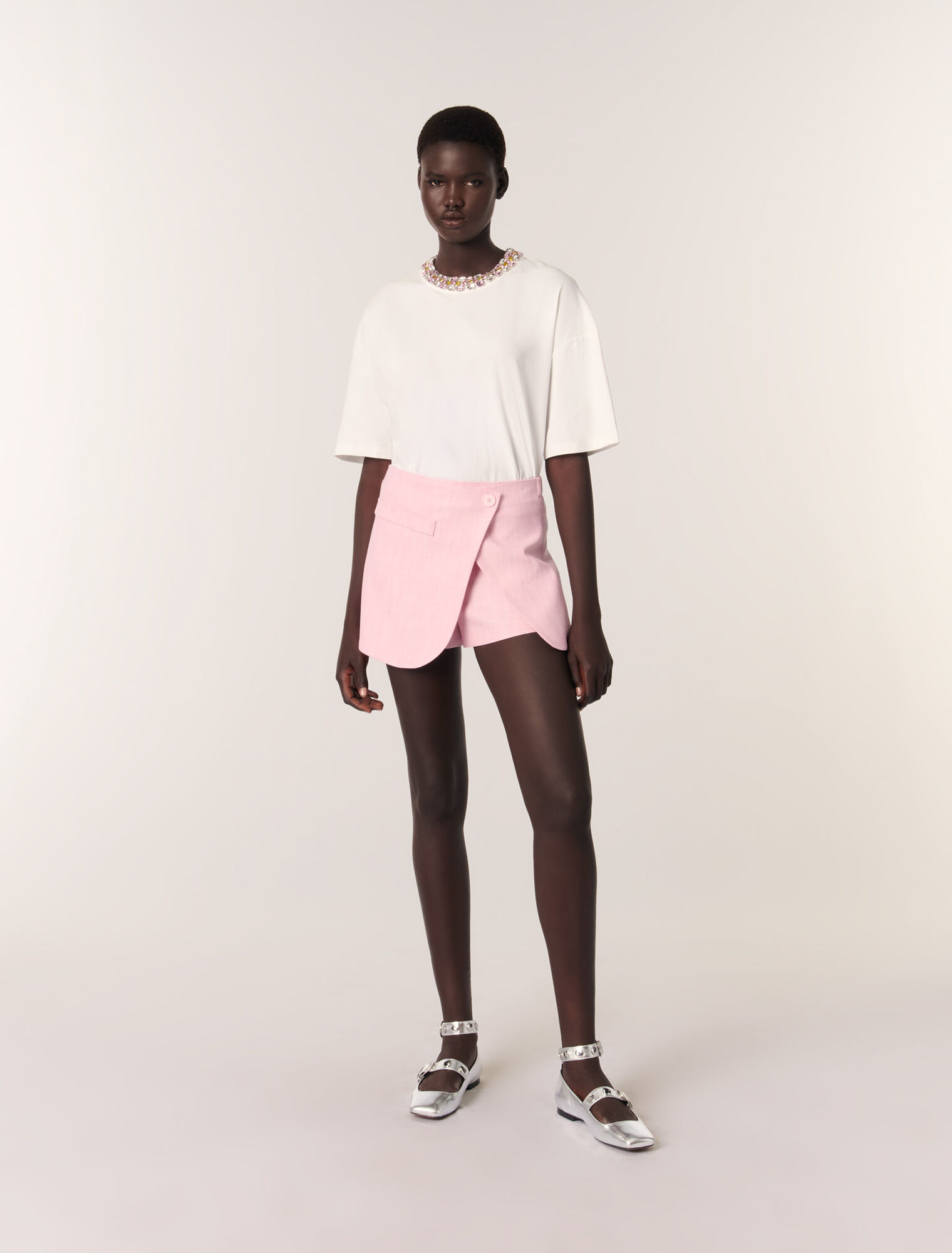 T-shirt con scollo bijou