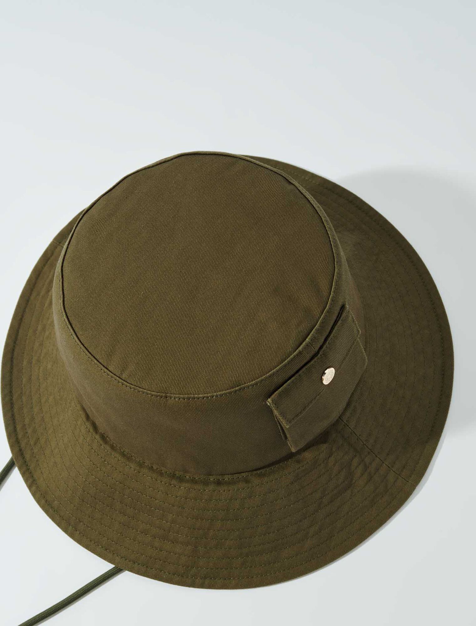Bucket hat con laccetto e perline