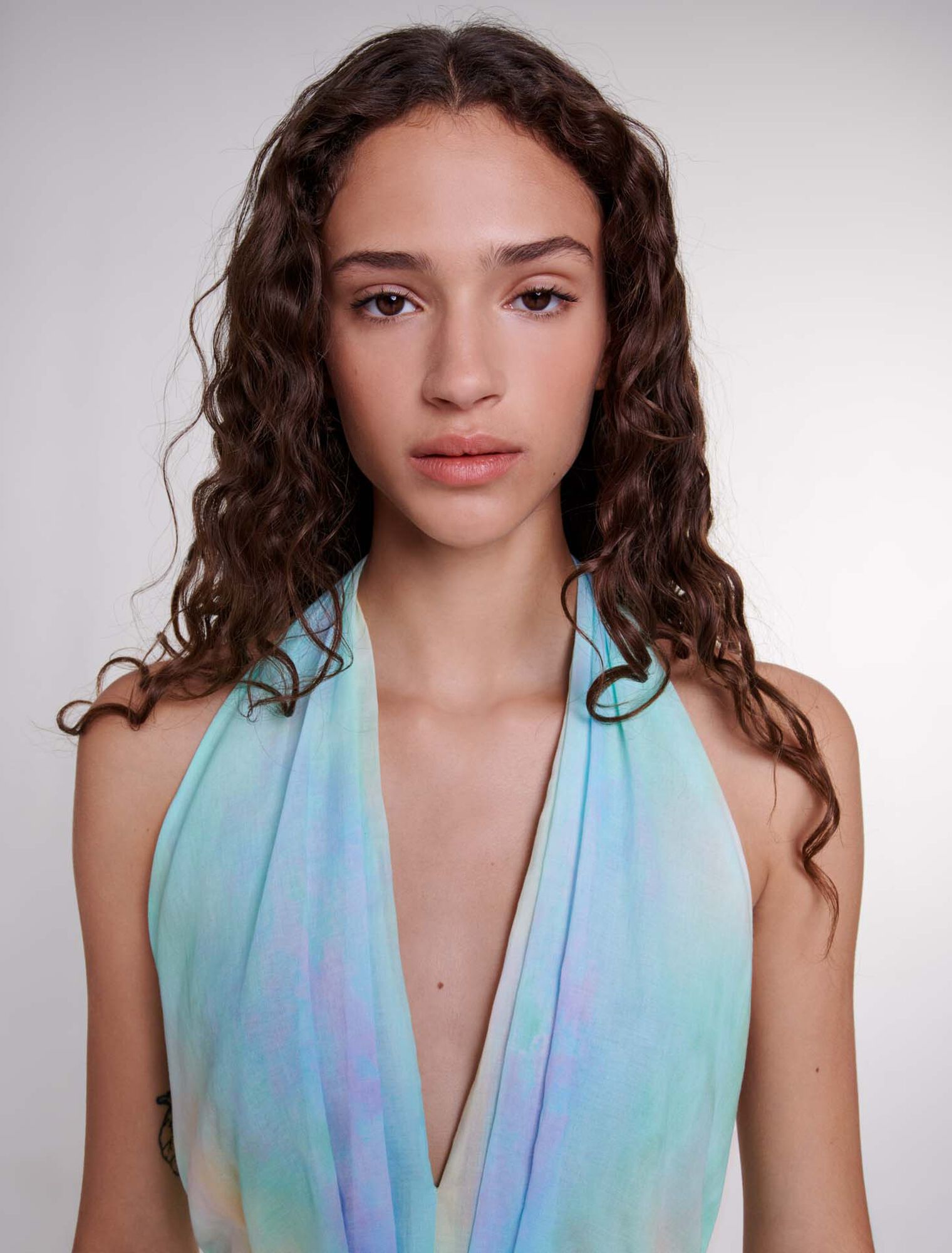 Abito tie and dye a schiena soperta