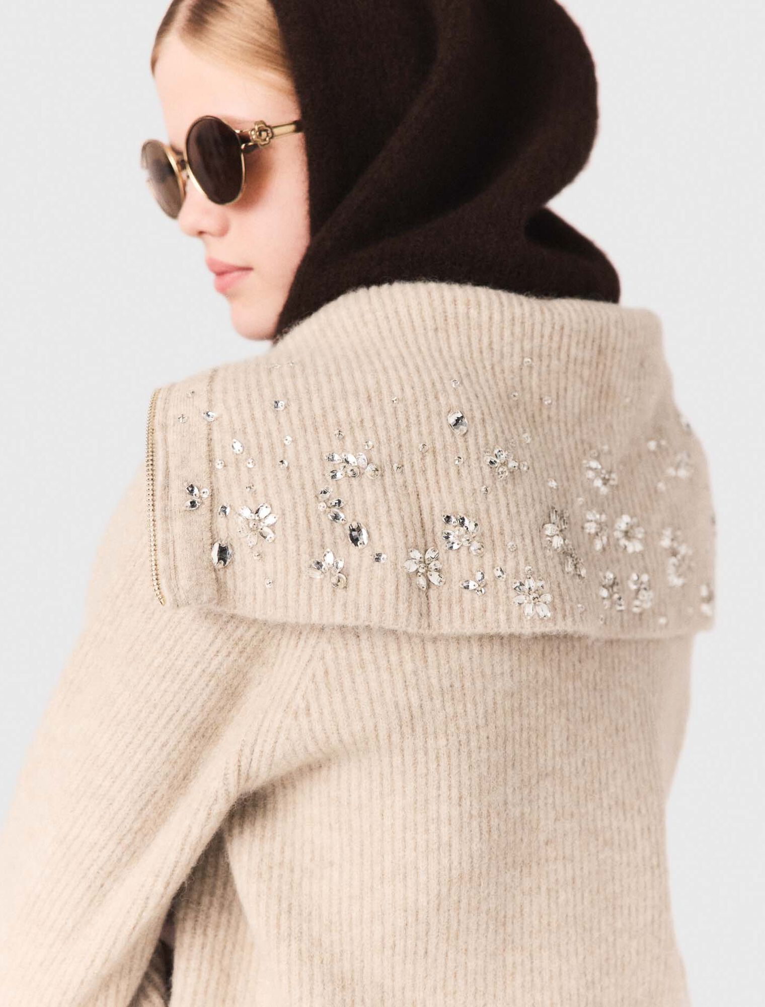 Pullover strassato con collo a mezza zip