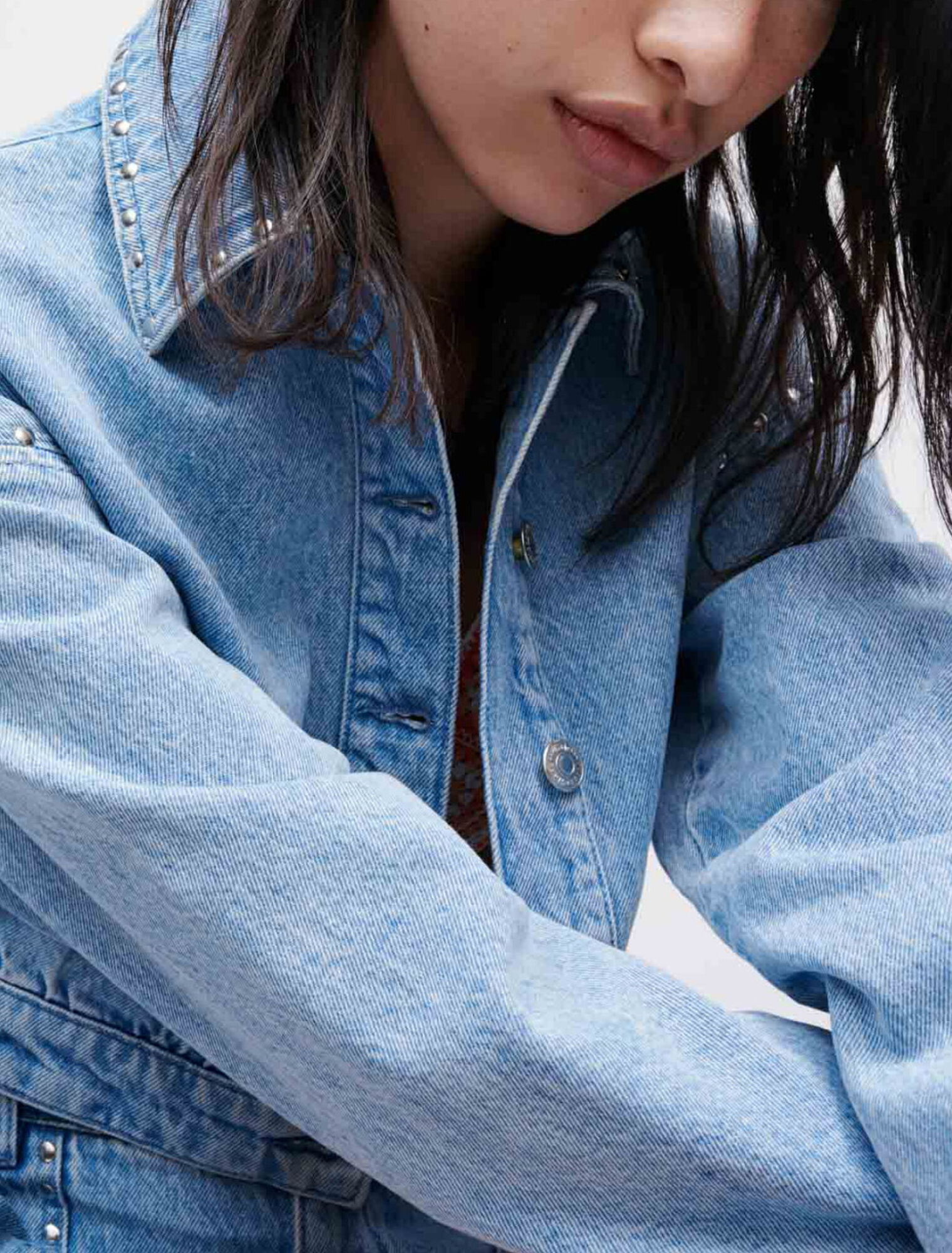 Giacca in denim con borchie