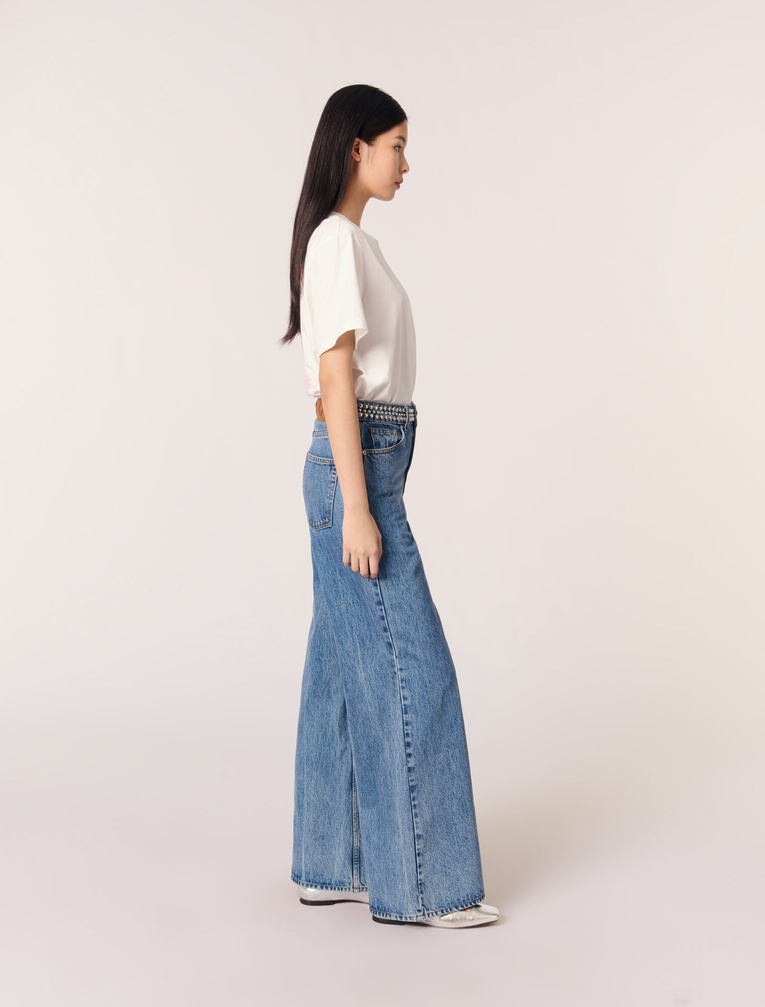 Jeans flare con vita borchiata