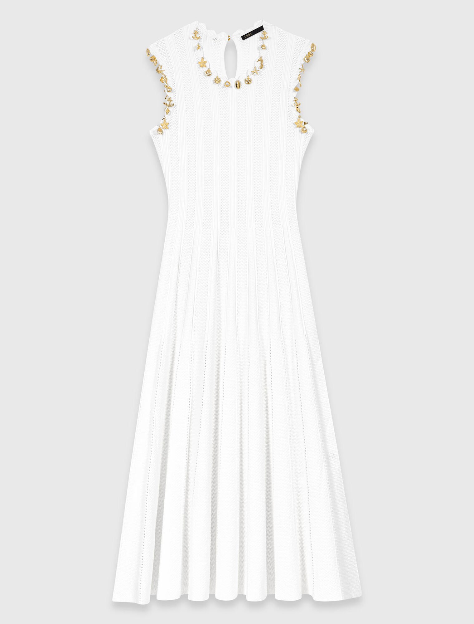 Abito in maglia con gioielli dorati