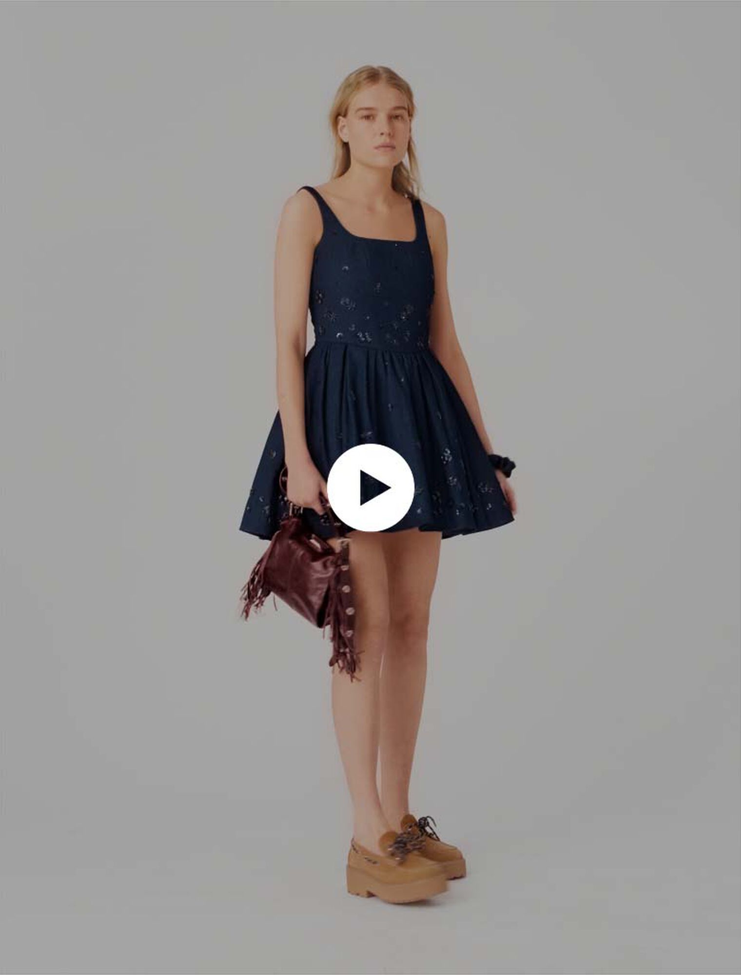 Abito svasato in denim ricamato