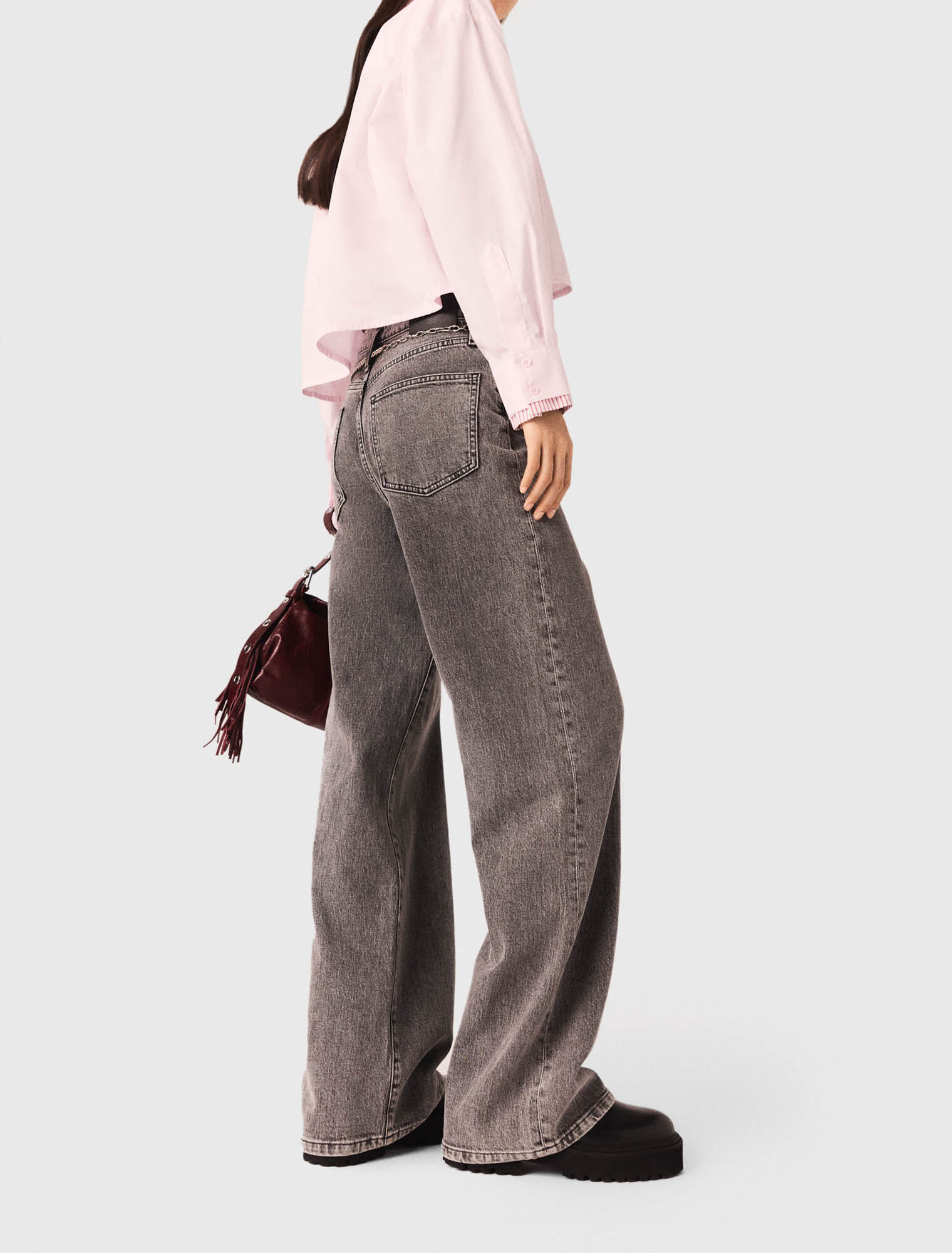 Jeans larghi e cintura a maglie
