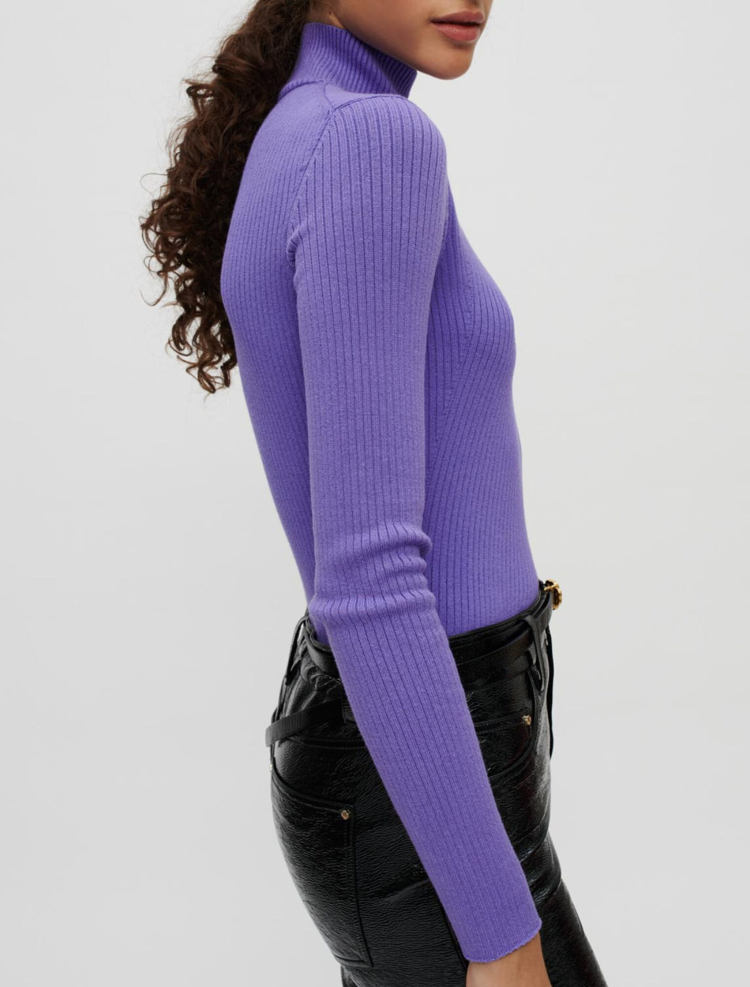 Pullover attillato a collo alto