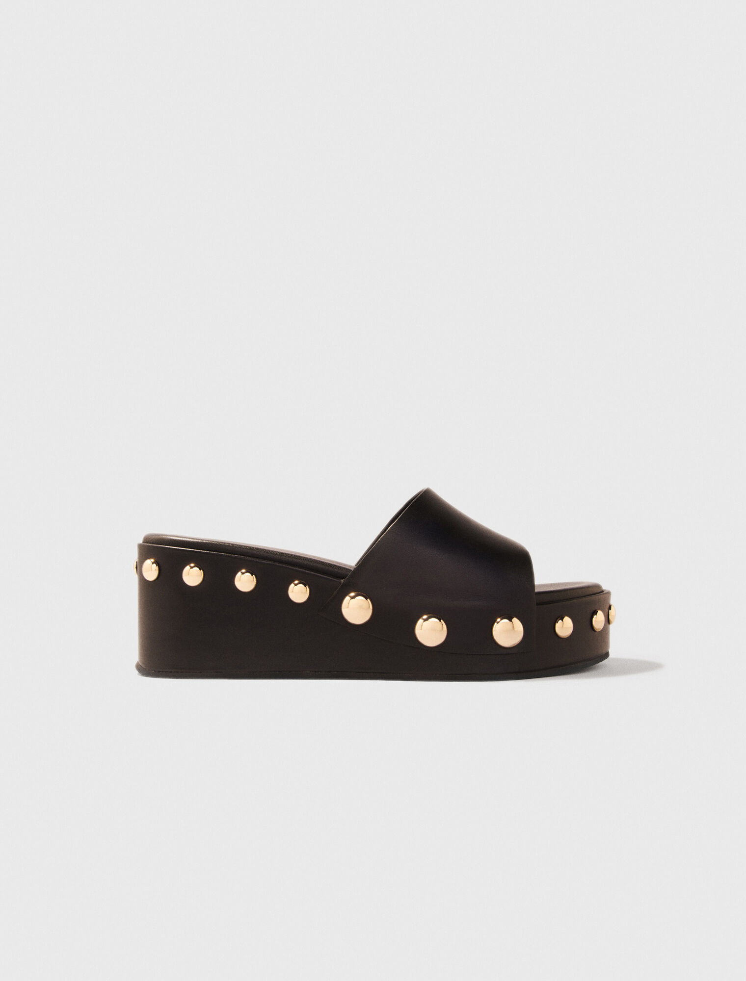 Mules con zeppa in pelle e borchie