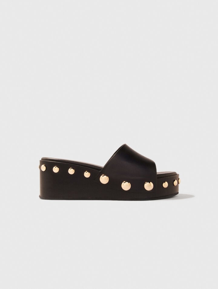 Mules con zeppa in pelle e borchie