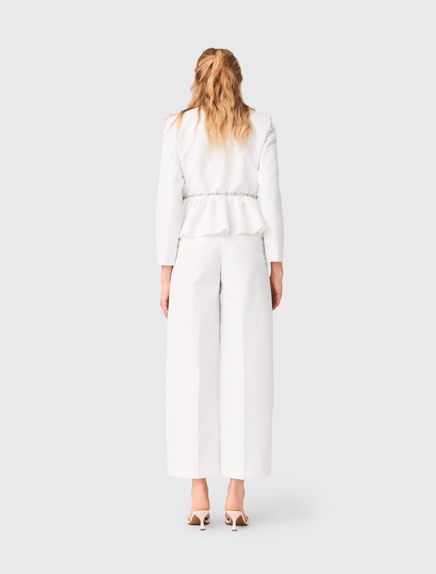 Giacca corta e cintura gioiello