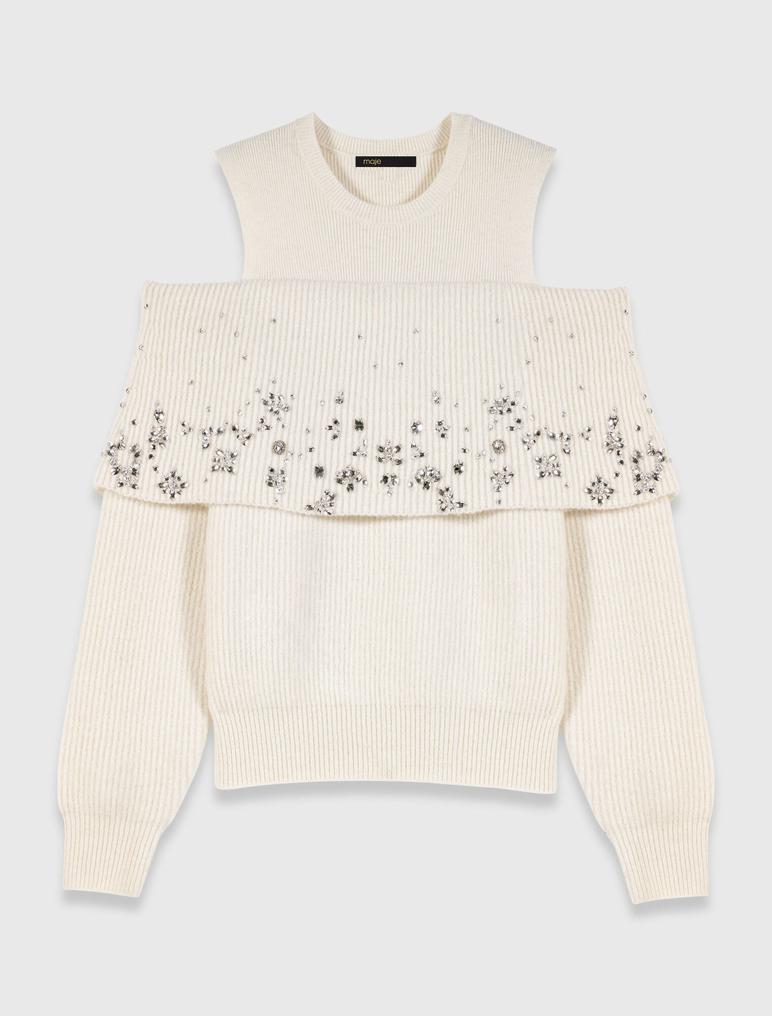 Pullover con spalle scoperte e gioielli