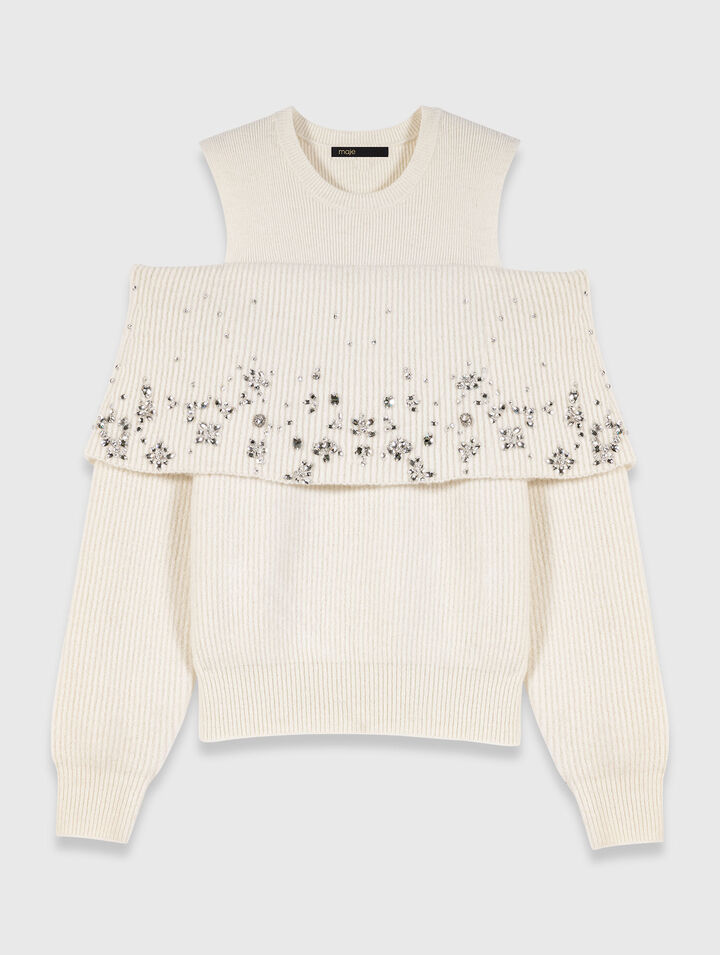 Pullover con spalle scoperte e gioielli