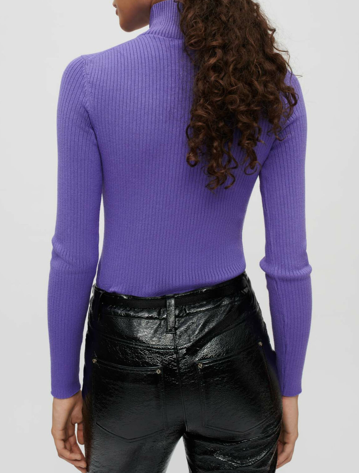Pullover attillato a collo alto