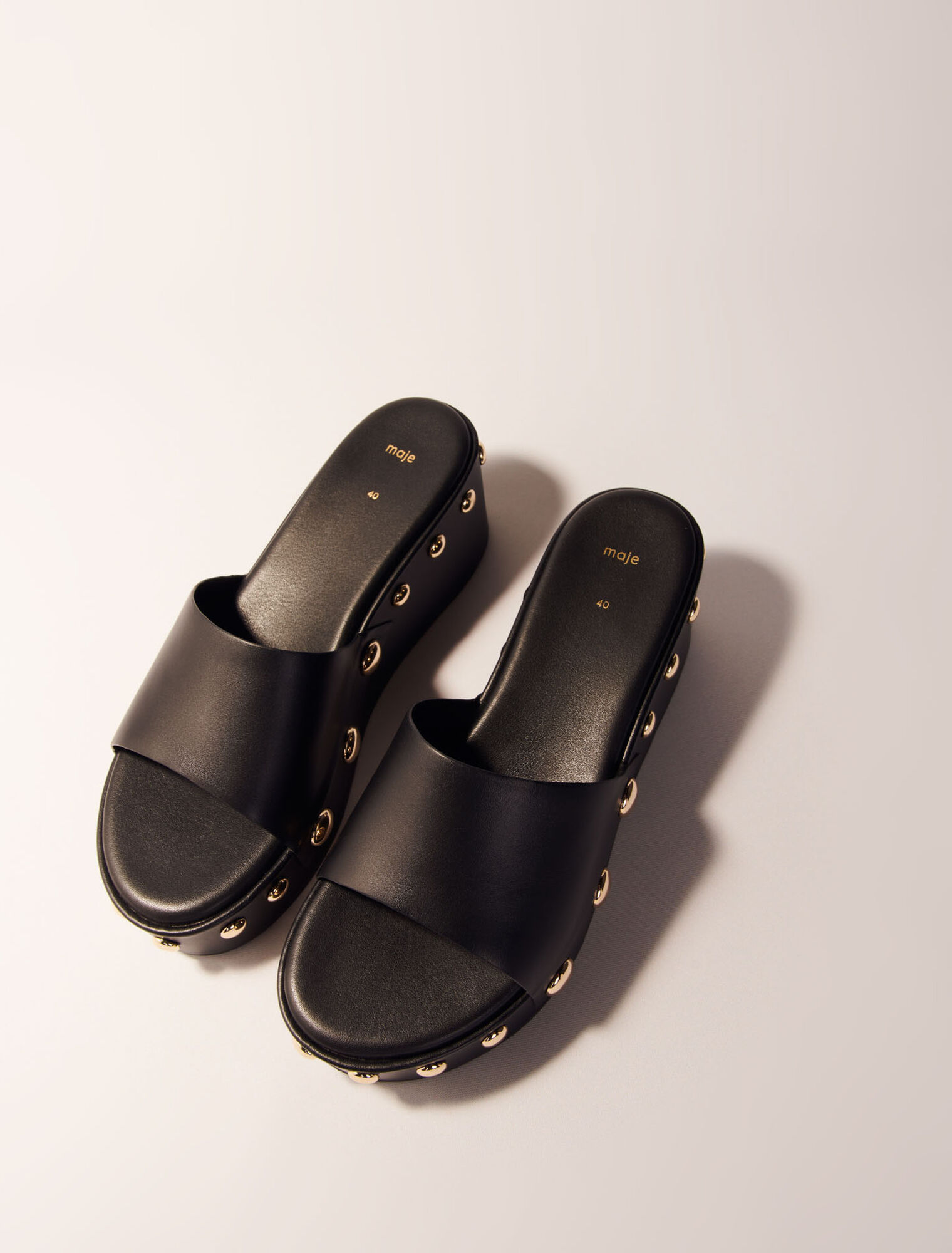 Mules con zeppa in pelle e borchie