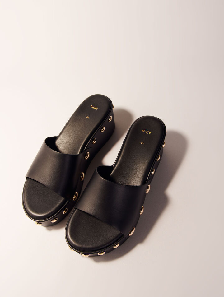 Mules con zeppa in pelle e borchie