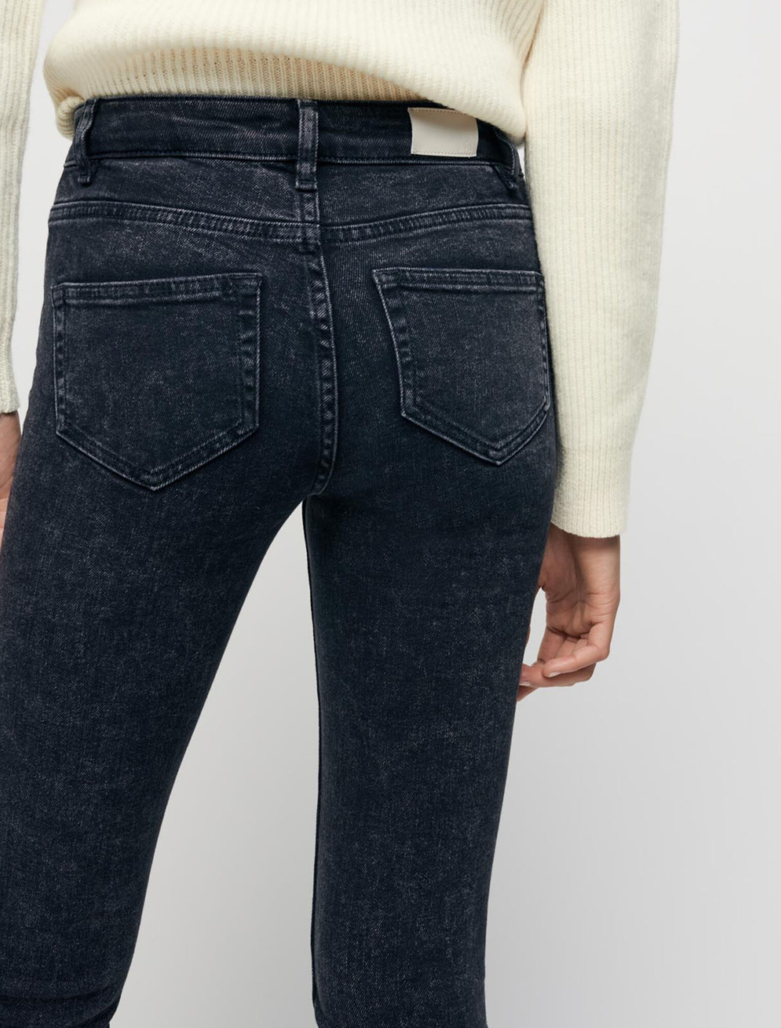 Jeans dritti con orli strappati