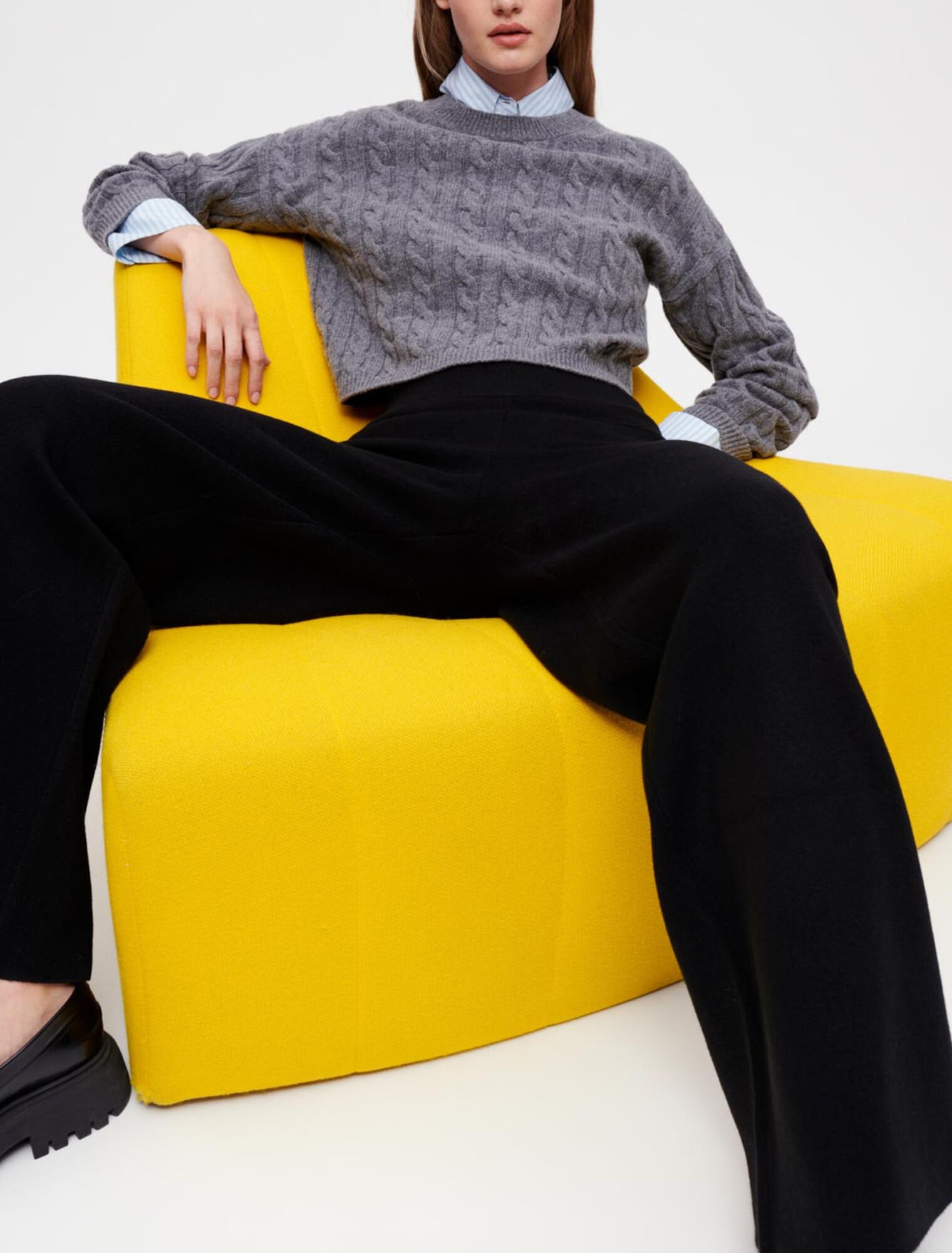 Pantaloni neri a gamba larga in maglia