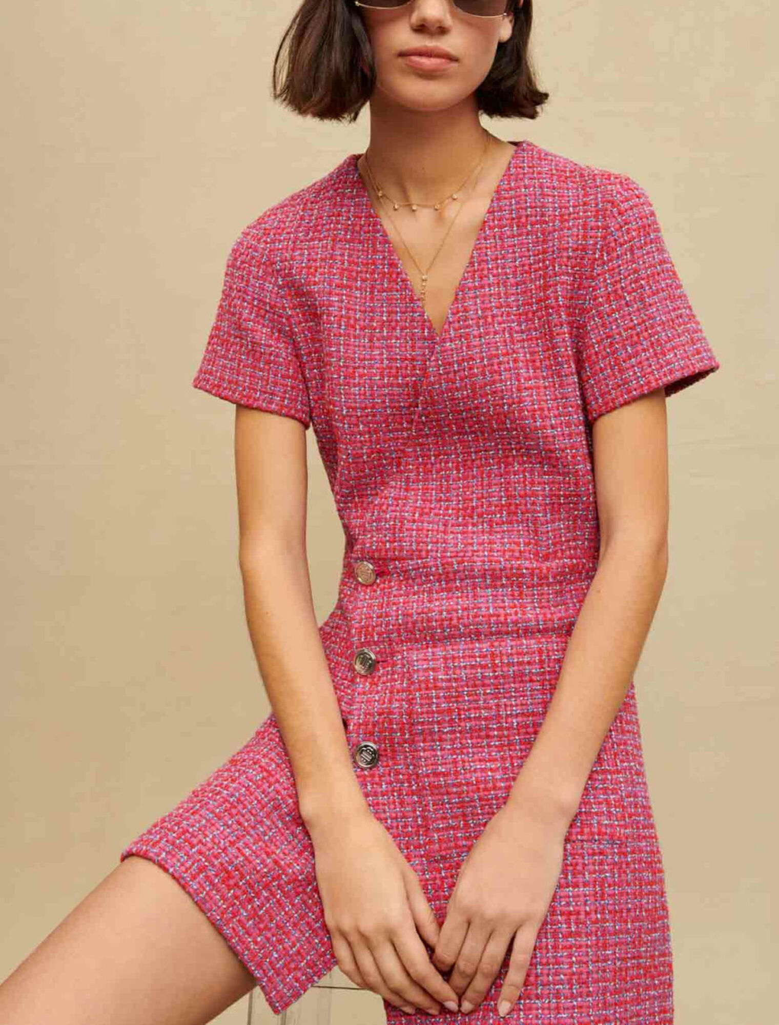 Abito corto in tweed con schiena