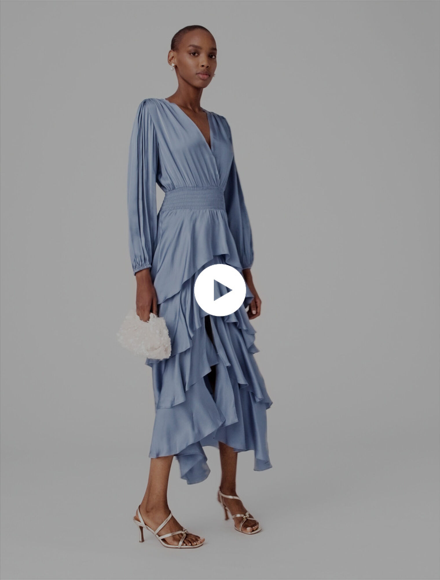 Abito lungo con volant