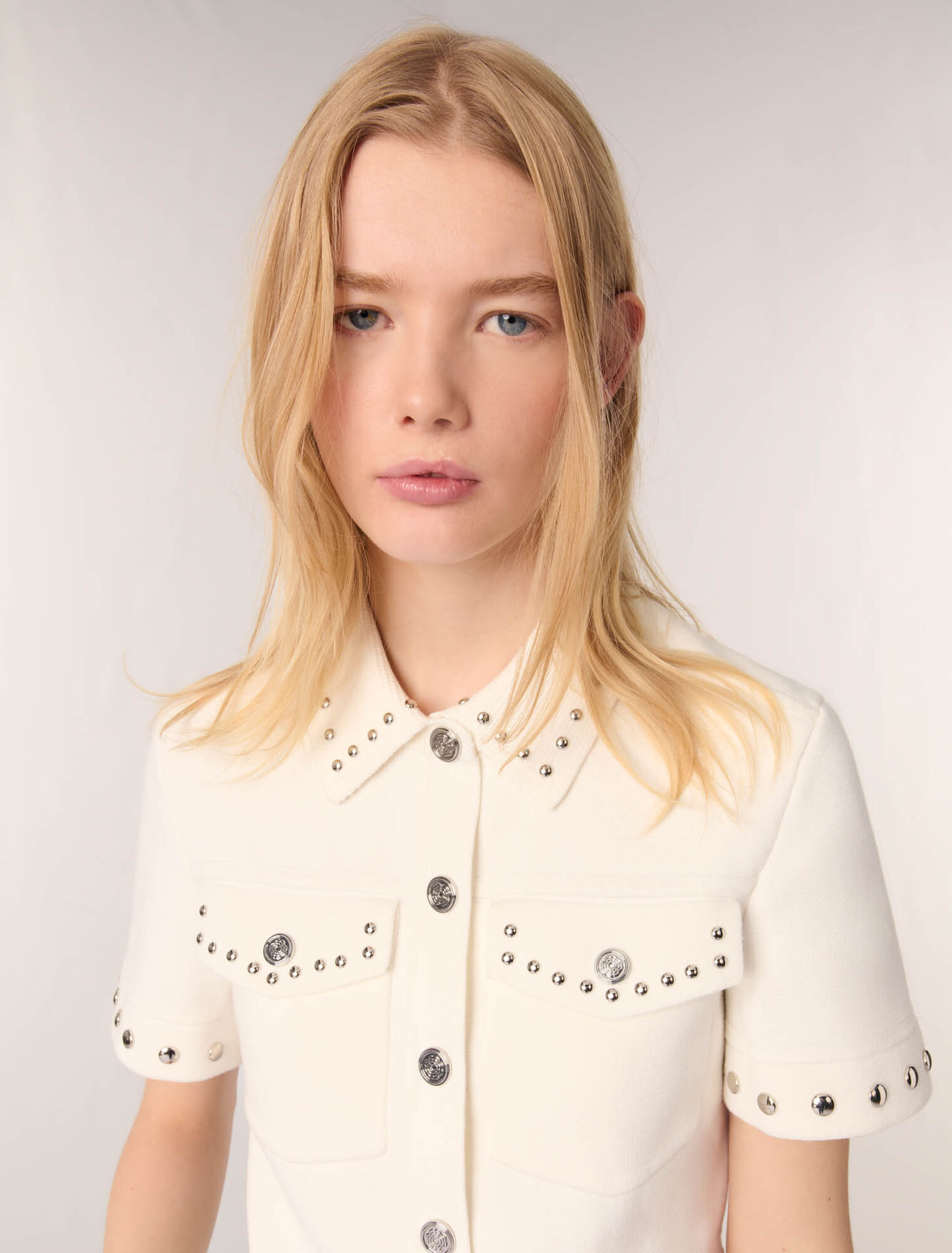 Cardigan corto con borchie