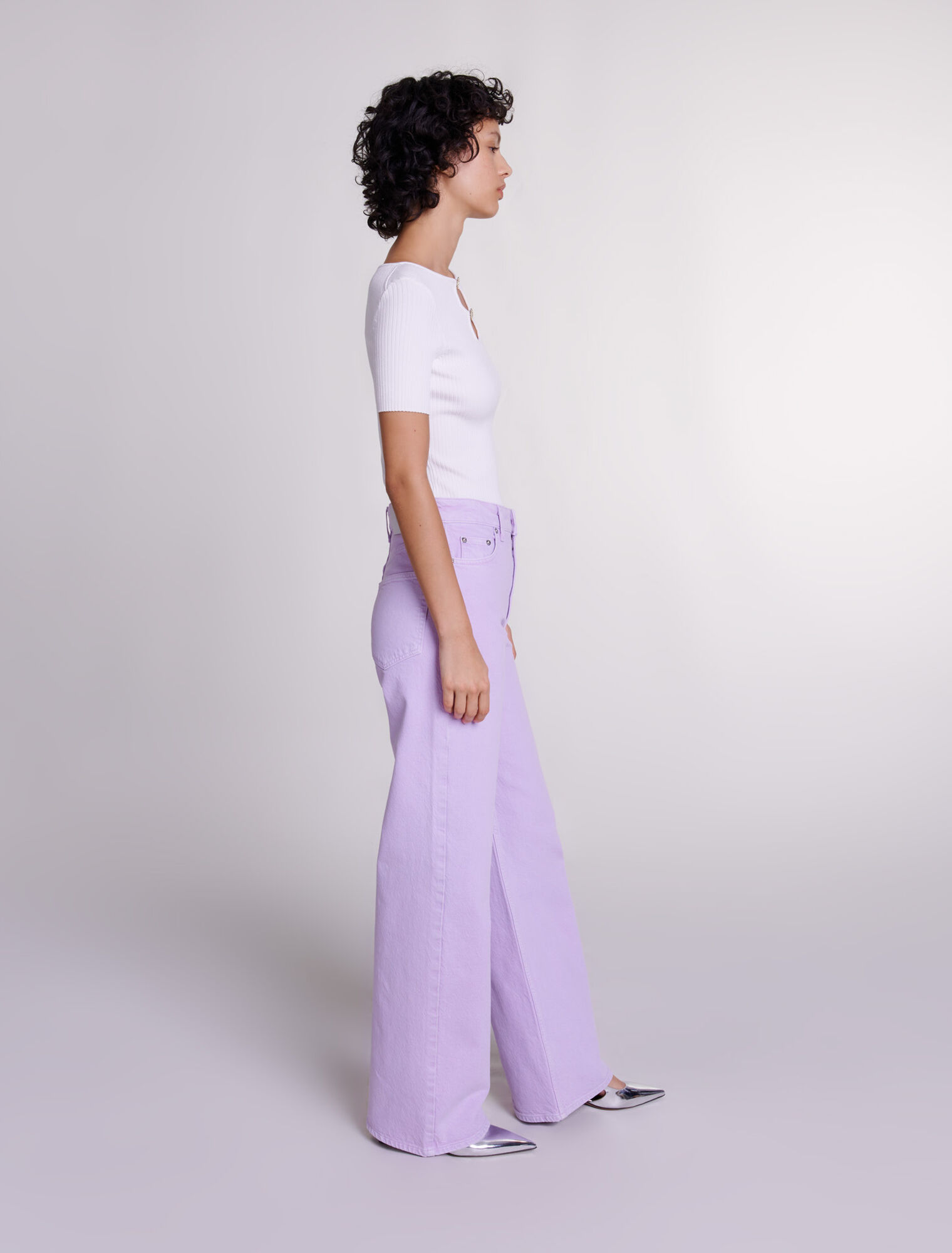 Top in maglia traforata e gioielli