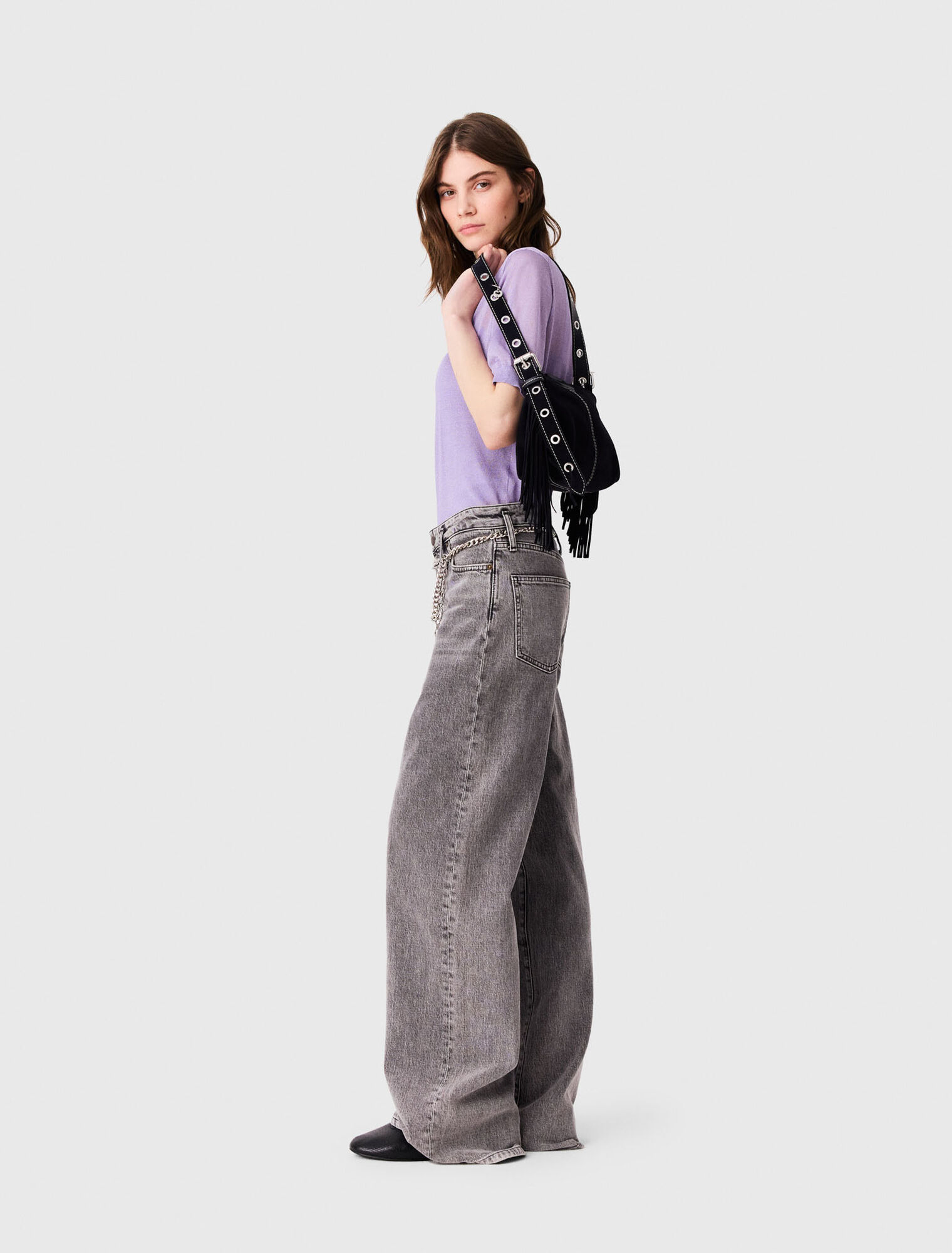 Jeans larghi e cintura a maglie