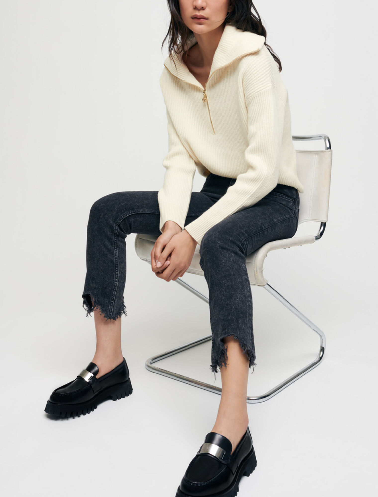 Jeans dritti con orli strappati