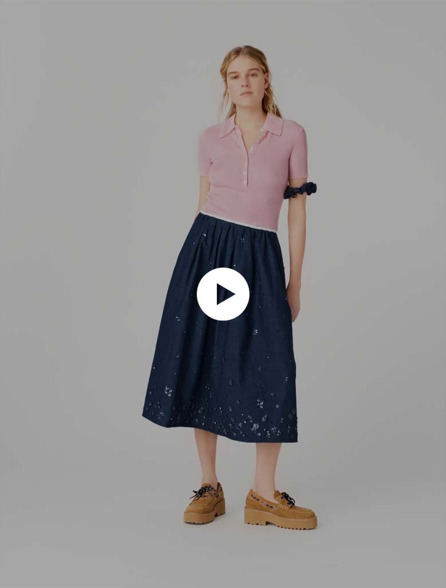 Gonna midi in denim ricamata