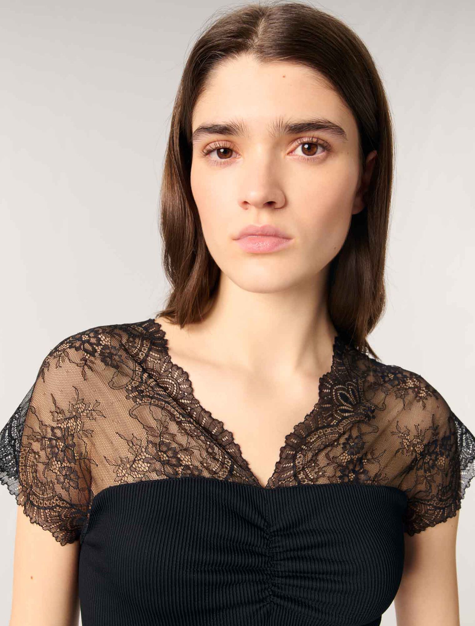 Top in jersey con applicazioni in pizzo