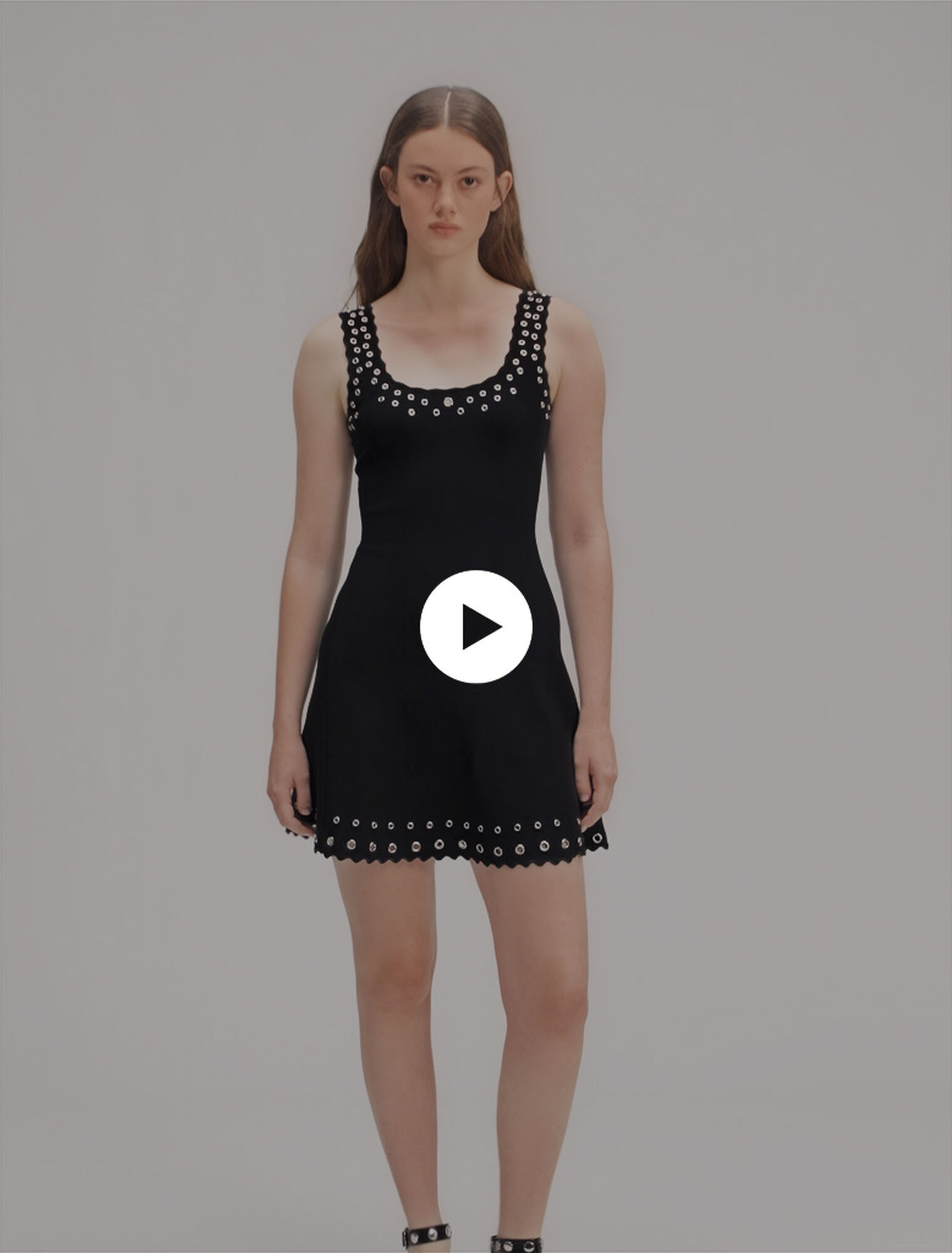Abito corto in maglia con occhielli