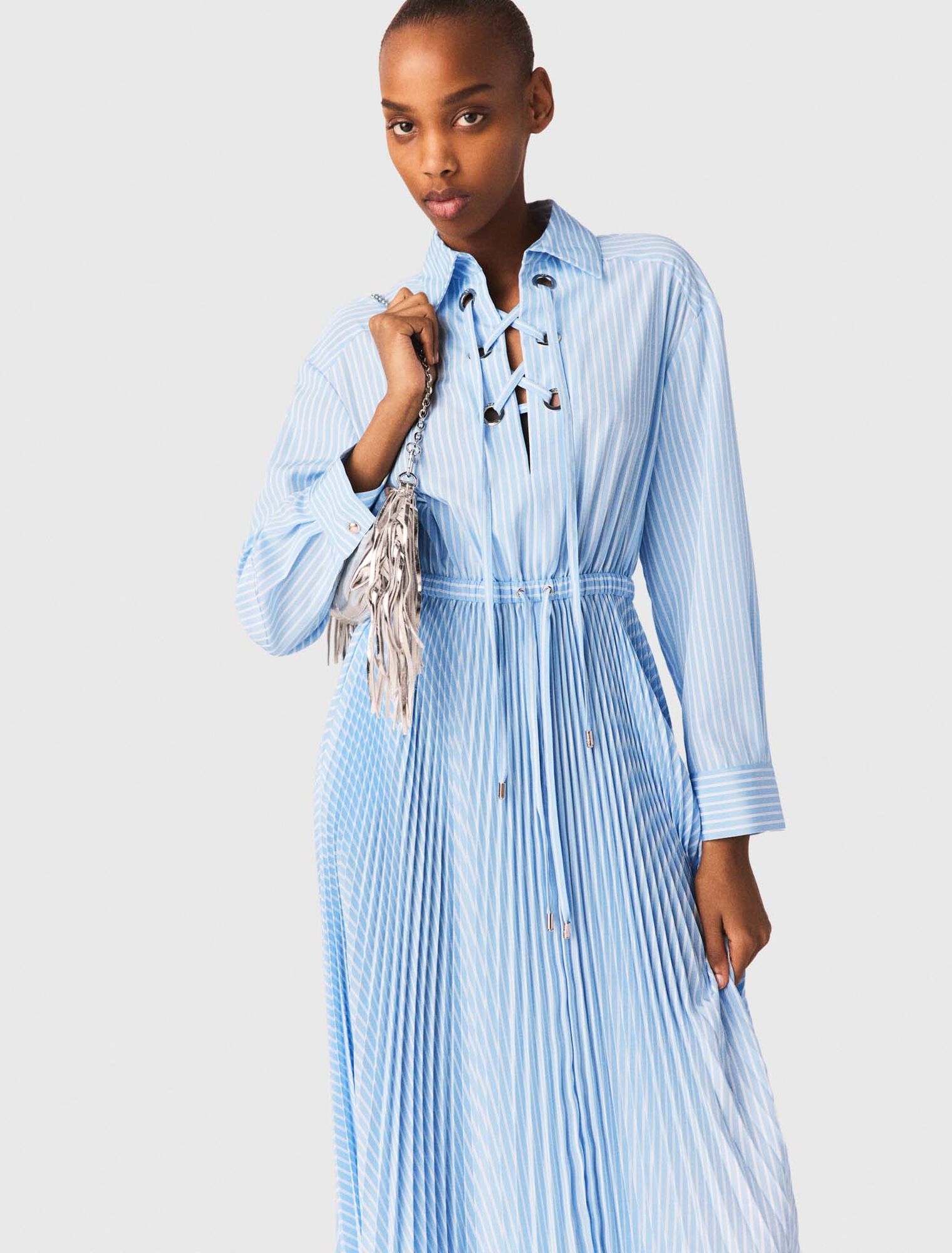 Abito lungo pliss&eacute; con occhielli