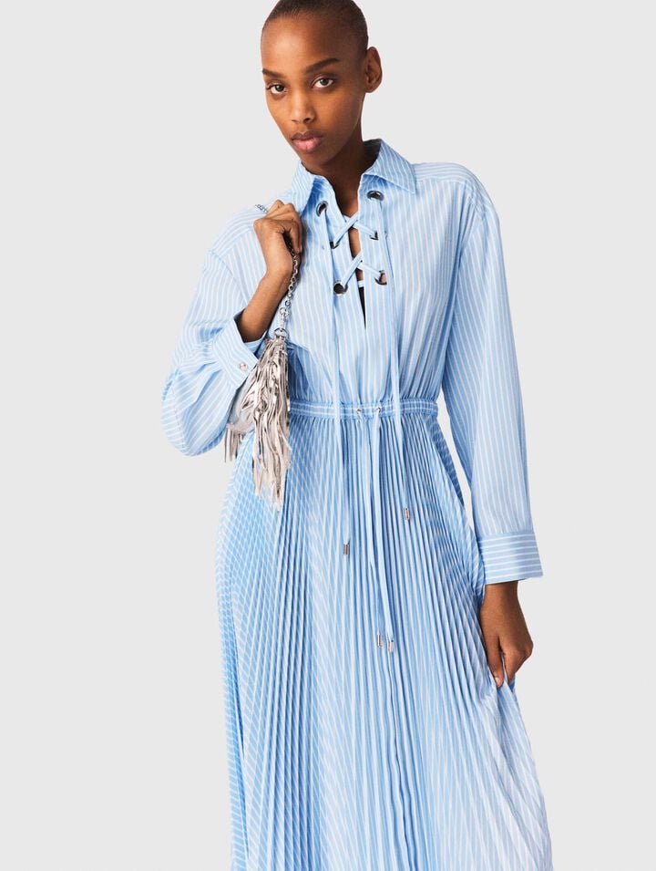 Abito lungo pliss&eacute; con occhielli