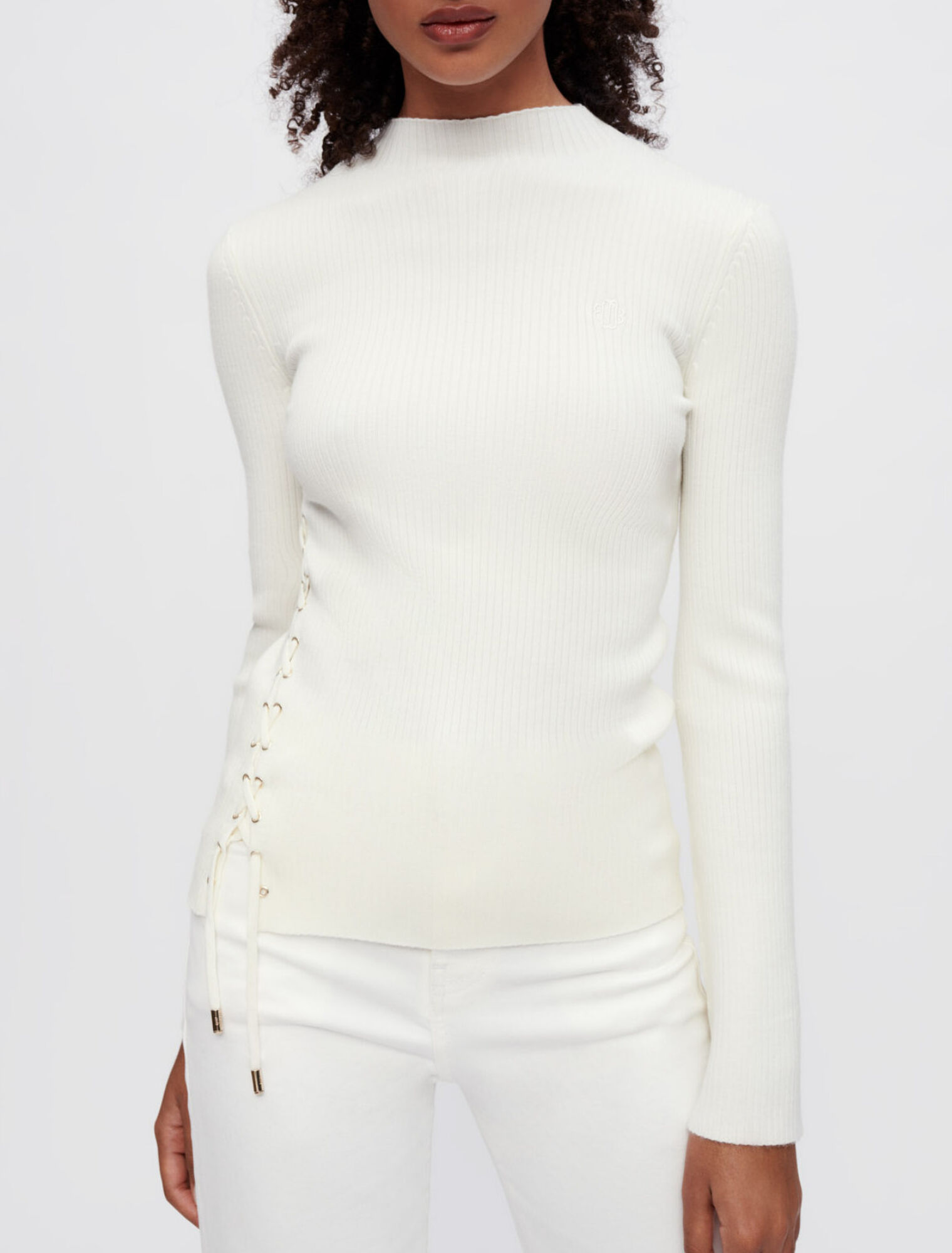Pullover a costine con occhielli dorati