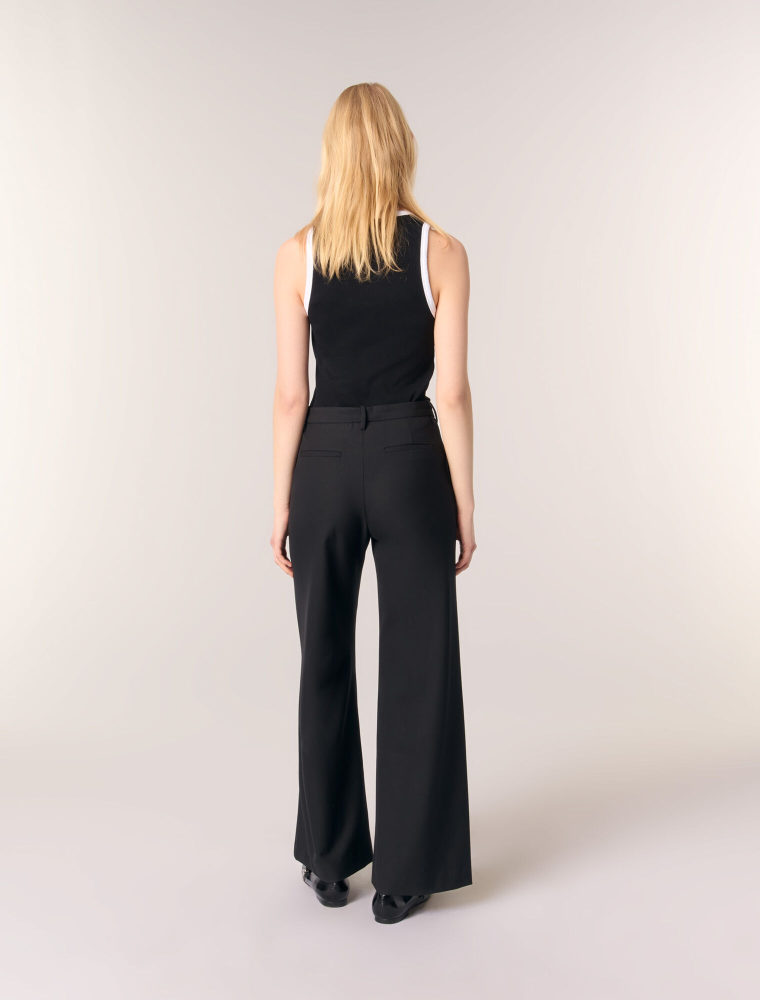 Pantaloni flare