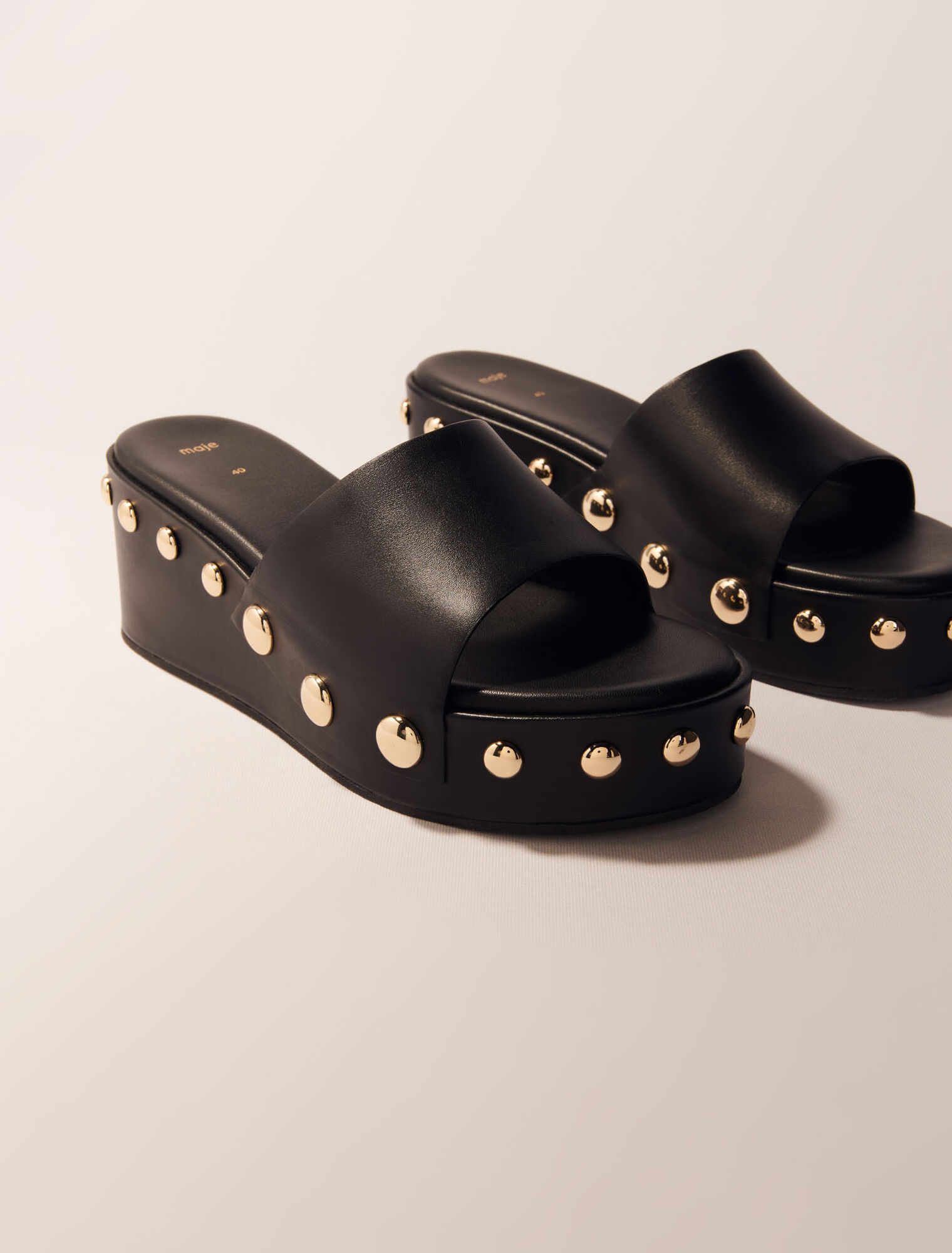 Mules con zeppa in pelle e borchie