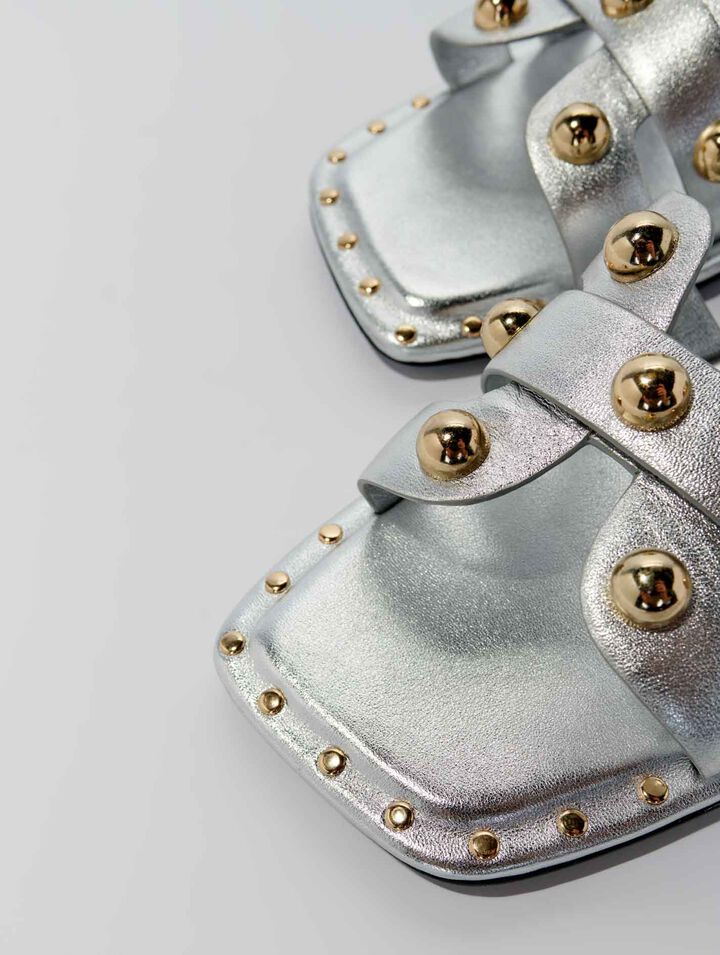 Mules in pelle borchiate