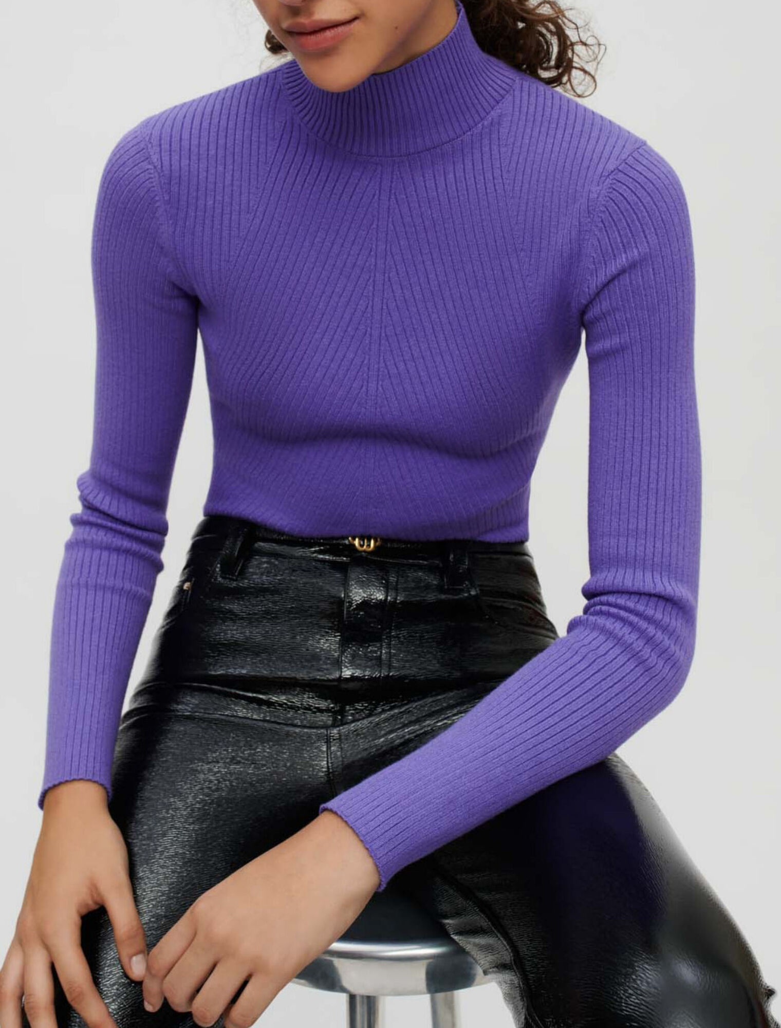 Pullover attillato a collo alto