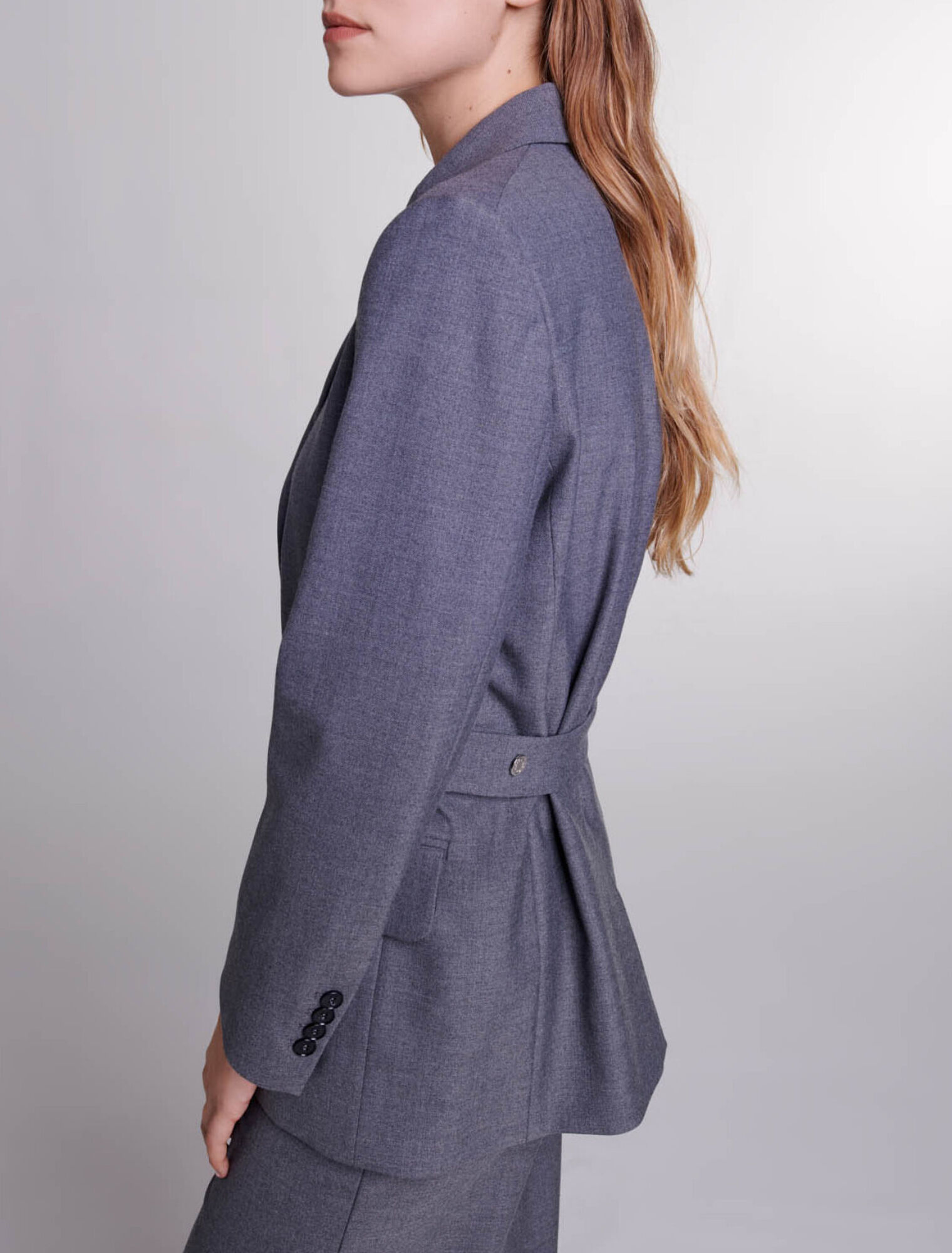 Giacca tailleur con catena in vita