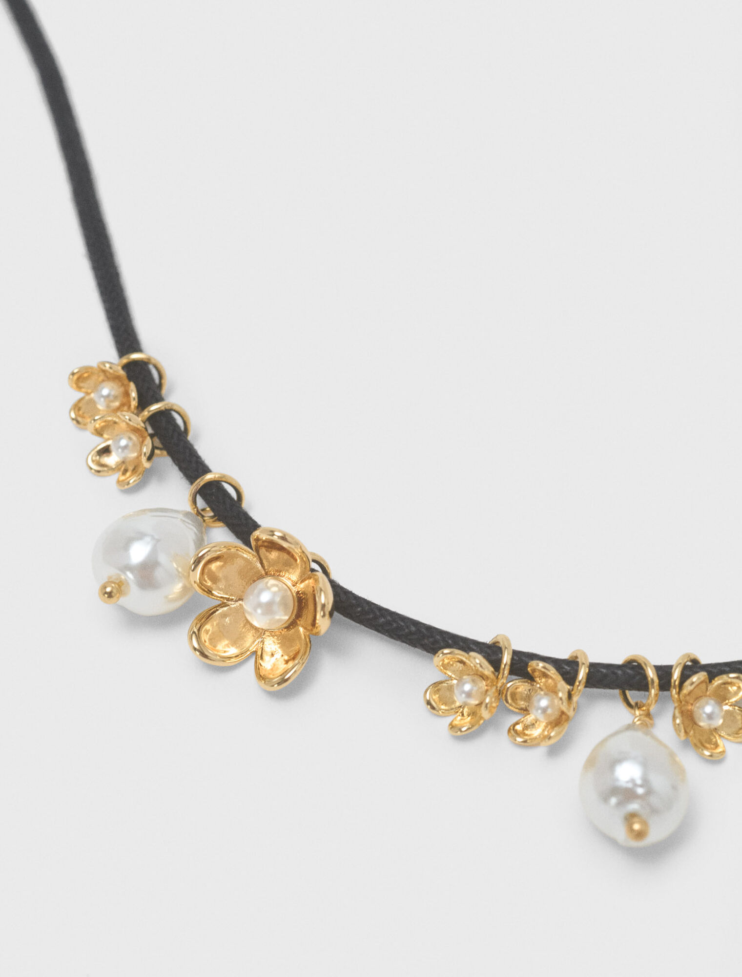 Collana cordino dettagli floreali