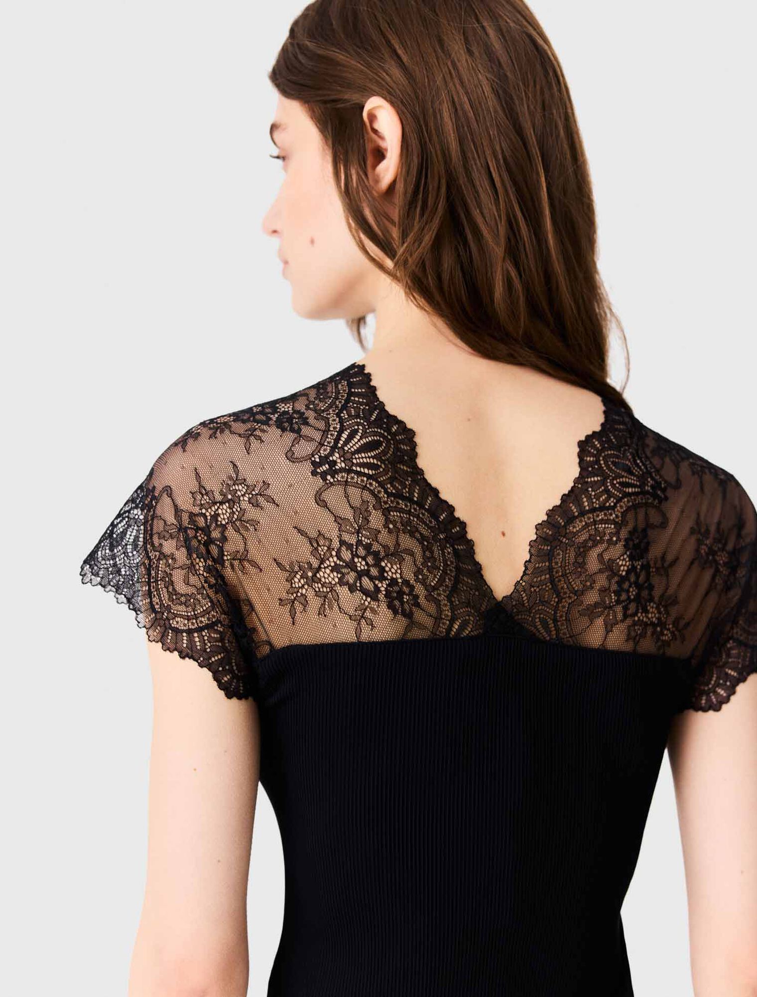Top in jersey con applicazioni in pizzo