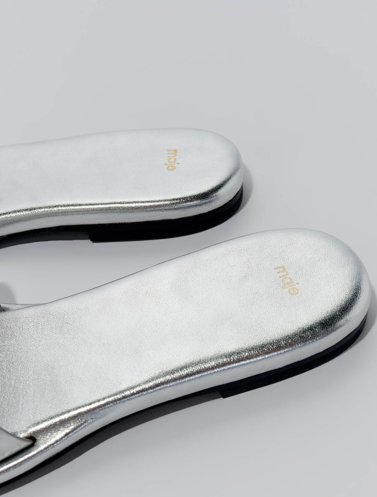 Mules in pelle borchiate