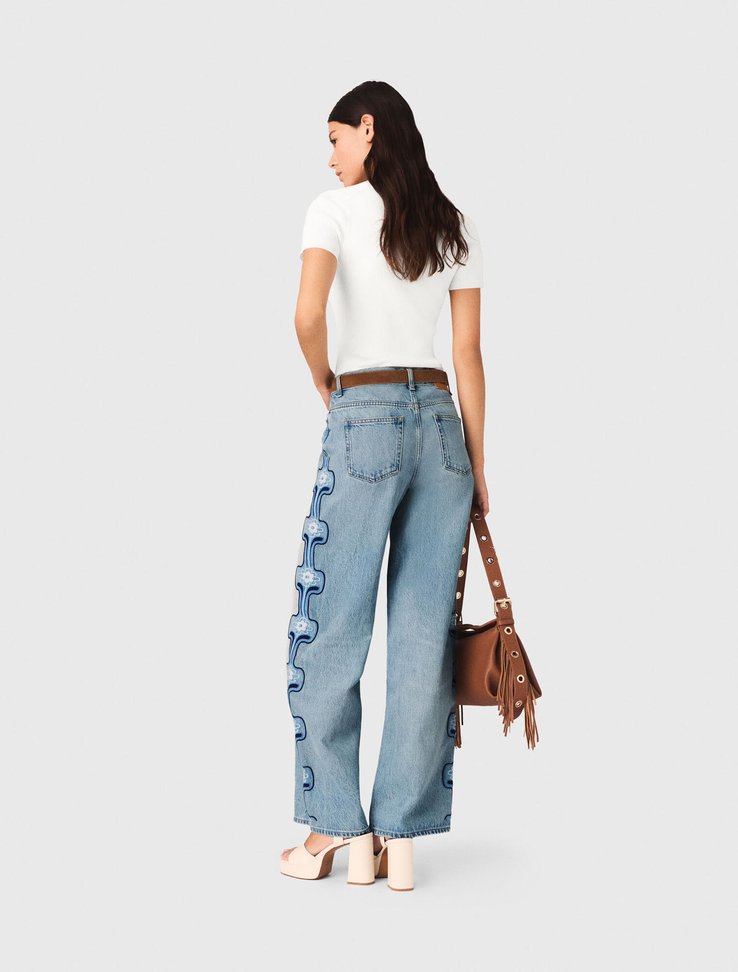 Jeans larghi con ricamo floreale