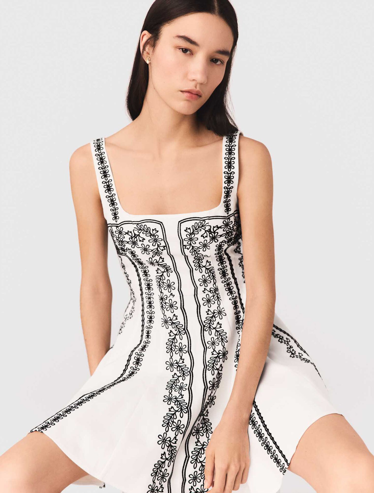 Abito corto ricamato con spalline