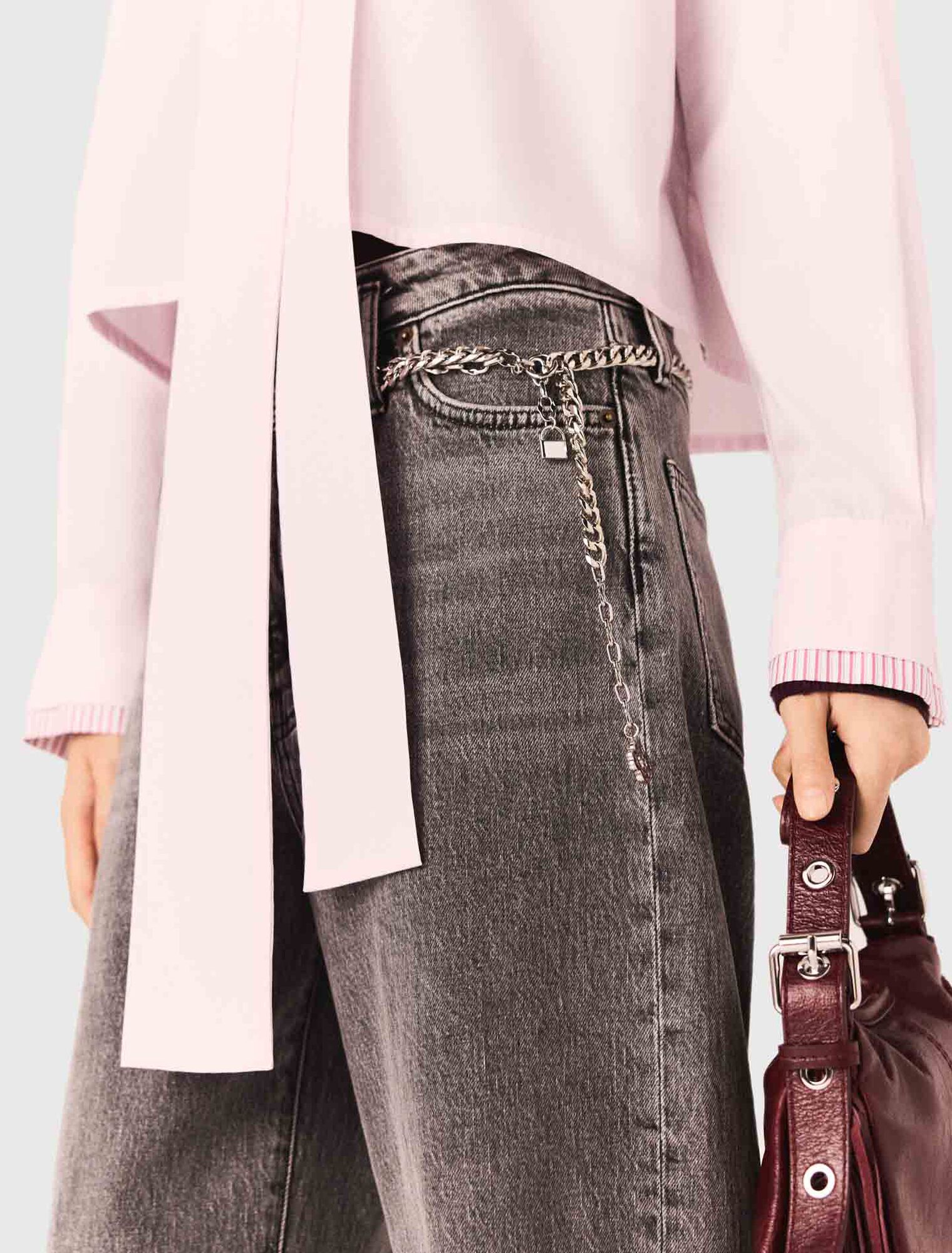 Jeans larghi e cintura a maglie