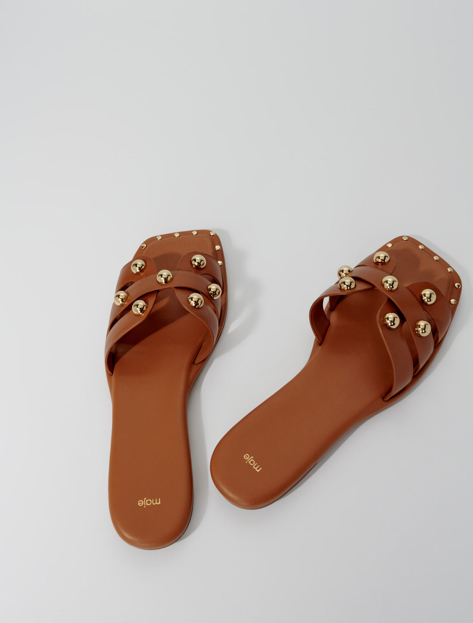 Mules in pelle borchiate