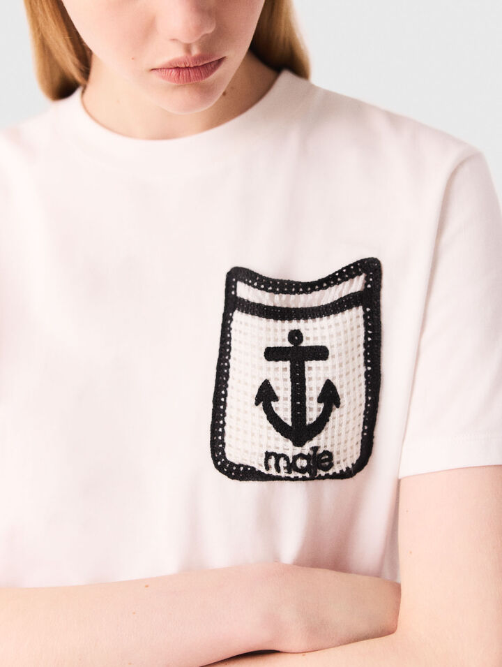T-shirt con tasca ricamata