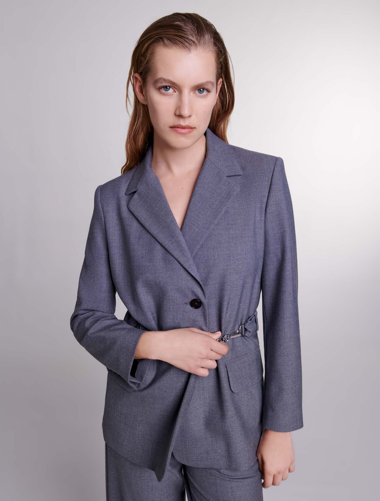 Giacca tailleur con catena in vita