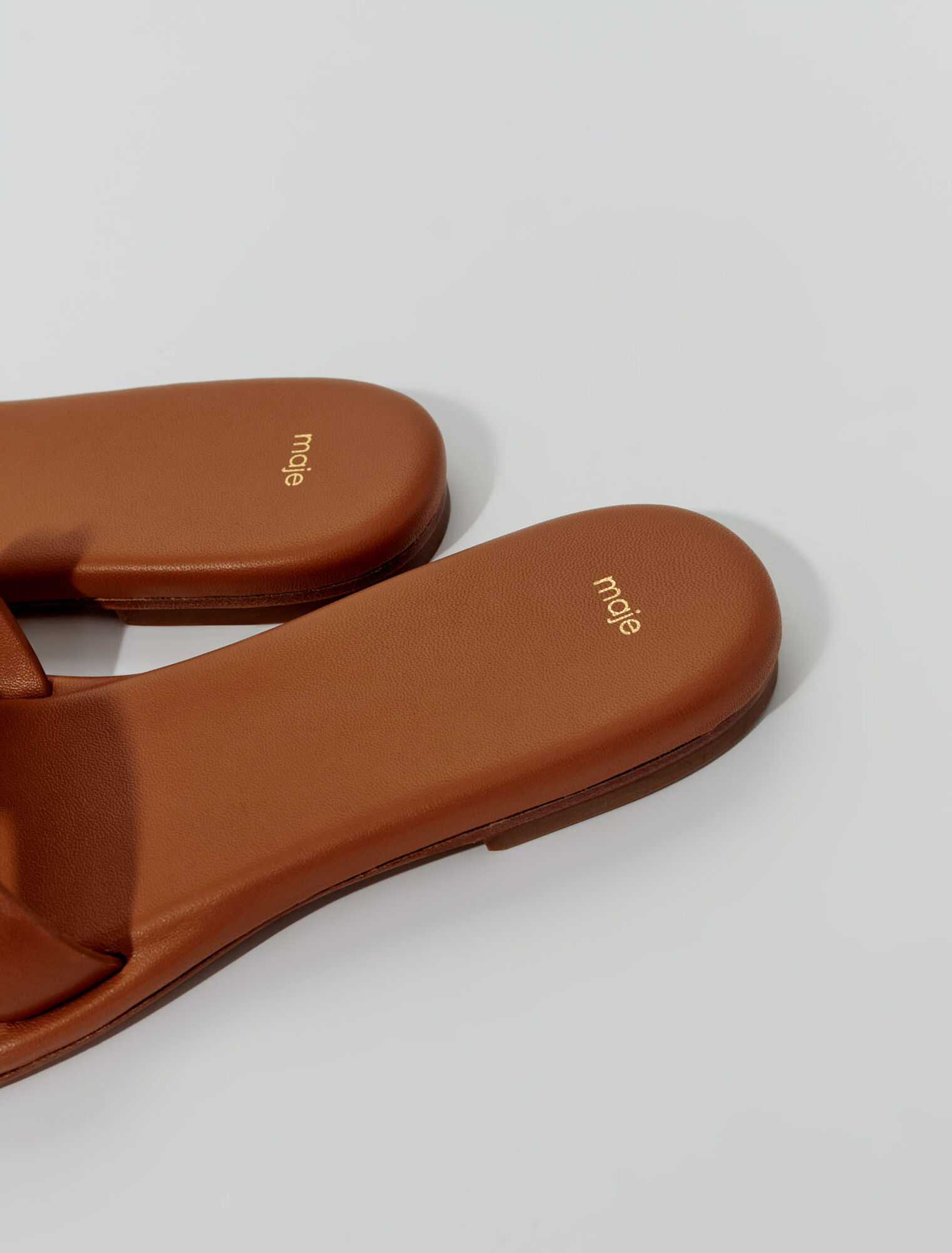 Mules in pelle borchiate