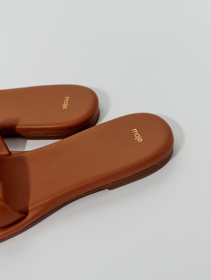 Mules in pelle borchiate