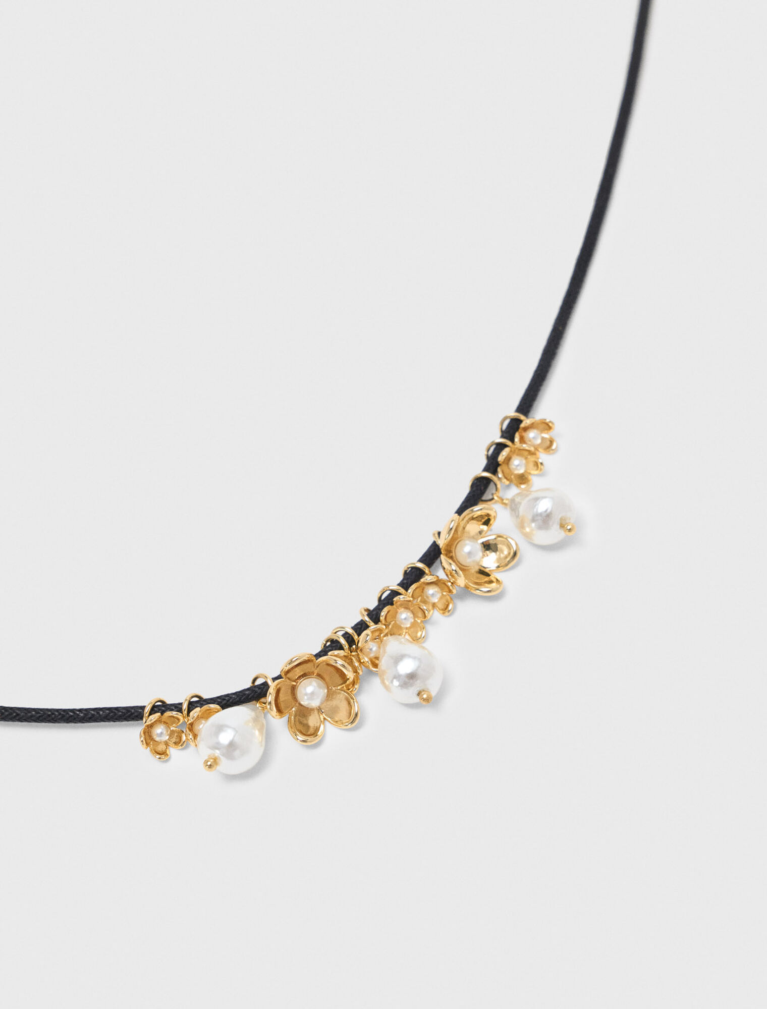 Collana cordino dettagli floreali