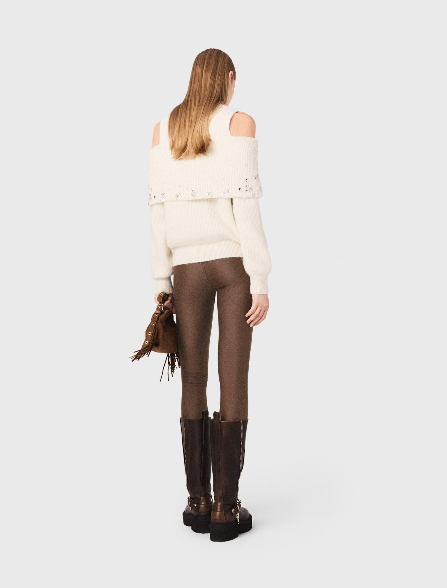 Pullover con spalle scoperte e gioielli